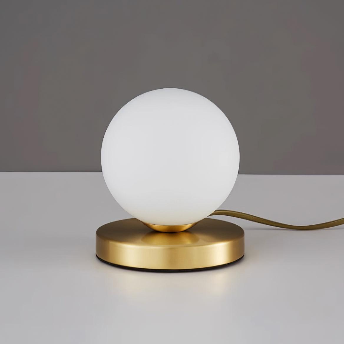 Lámpara de Mesa Chelsea de Vidrio Blanco y Cuerpo de Latón – Diseño Esférico y Elegante 8