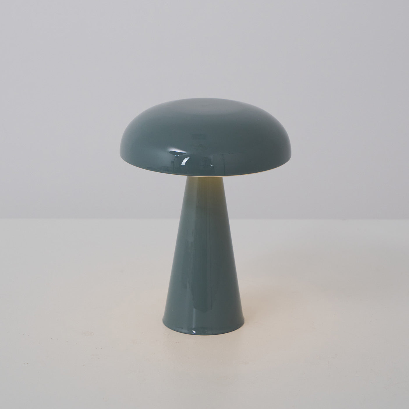 Lámpara de Mesa Como con Diseño Elegante y Luz LED Integrada – Varios Colores Disponibles 10