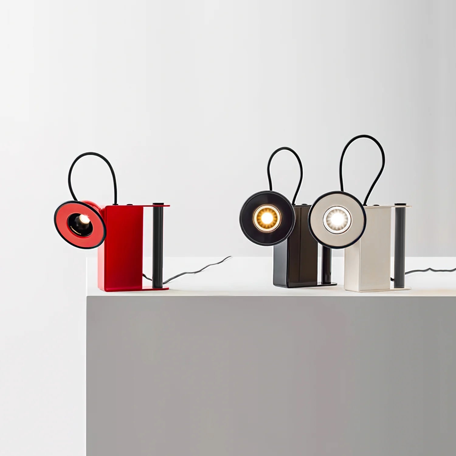 Lámpara de Mesa Compacta Minibox con Cabezal Ajustable y Luz LED Integrada 3