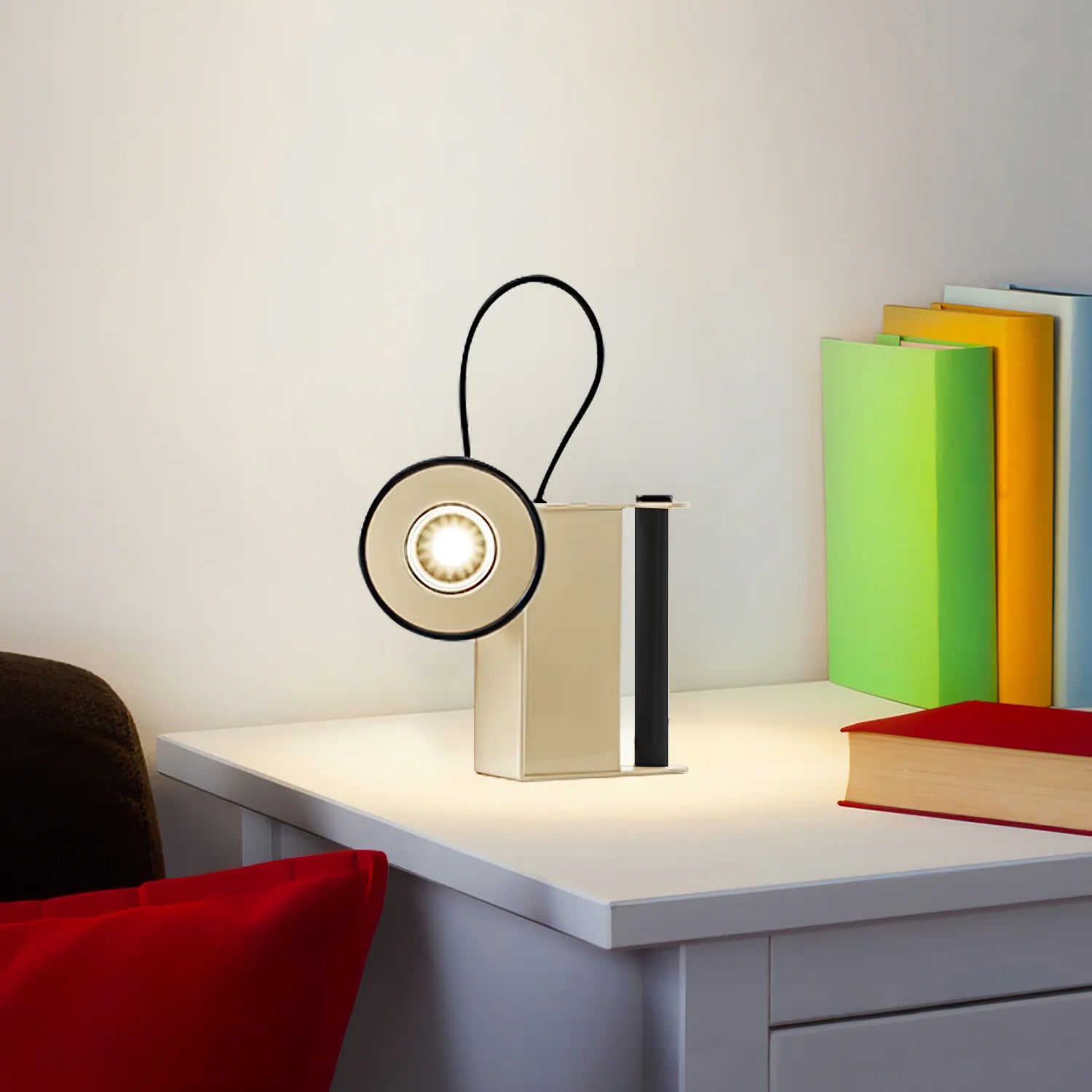 Lámpara de Mesa Compacta Minibox con Cabezal Ajustable y Luz LED Integrada 7