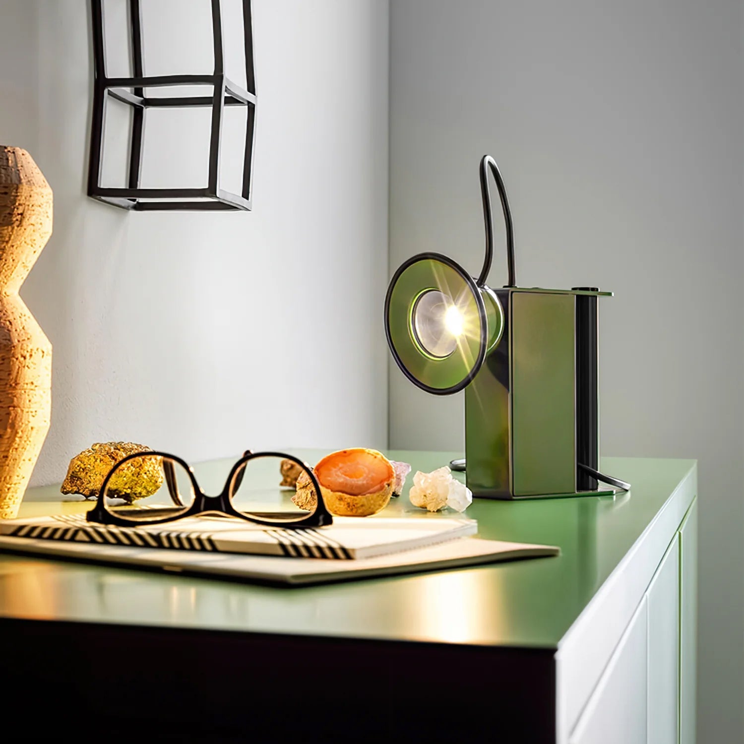 Lámpara de Mesa Compacta Minibox con Cabezal Ajustable y Luz LED Integrada 8