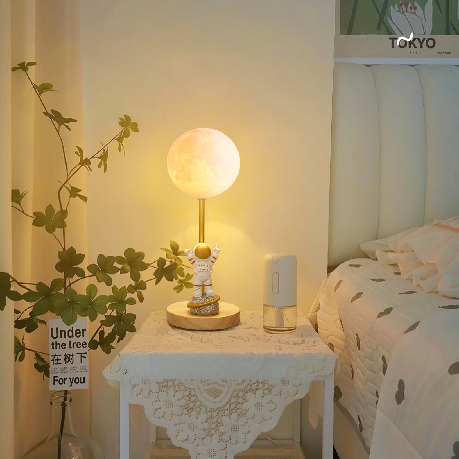Lámpara de Mesa Creativa Astronauta con Base de Madera y Luz LED – Ideal para Escritorios y Mesitas de Noche 2