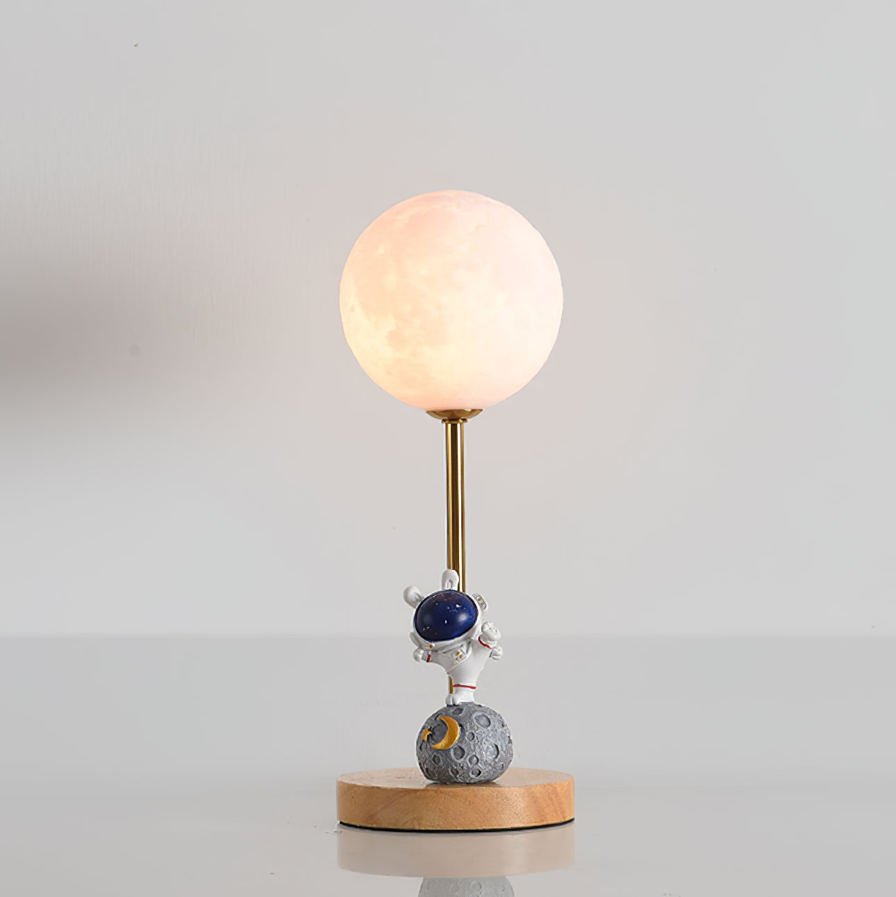 Lámpara de Mesa Creativa Astronauta con Base de Madera y Luz LED – Ideal para Escritorios y Mesitas de Noche 3