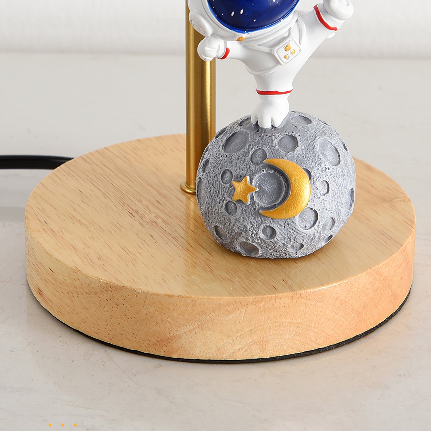 Lámpara de Mesa Creativa Astronauta con Base de Madera y Luz LED – Ideal para Escritorios y Mesitas de Noche 5