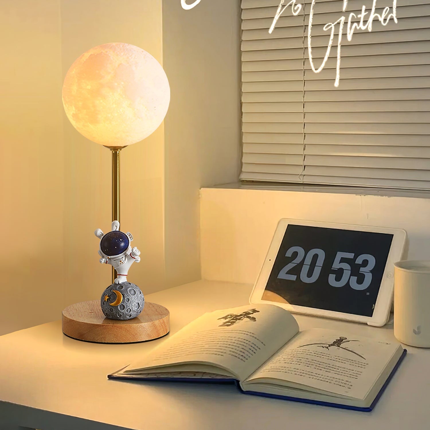 Lámpara de Mesa Creativa Astronauta con Base de Madera y Luz LED – Ideal para Escritorios y Mesitas de Noche 6