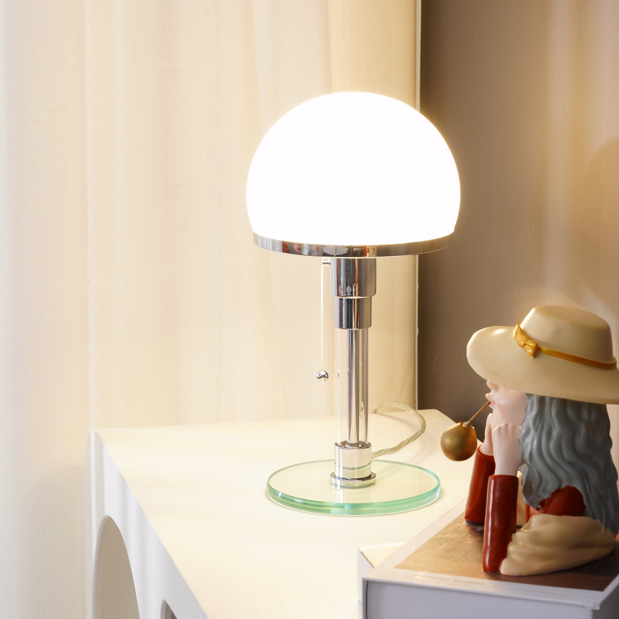 Lámpara de Mesa Cromada Hemisférica con Diseño Moderno y Elegante 2