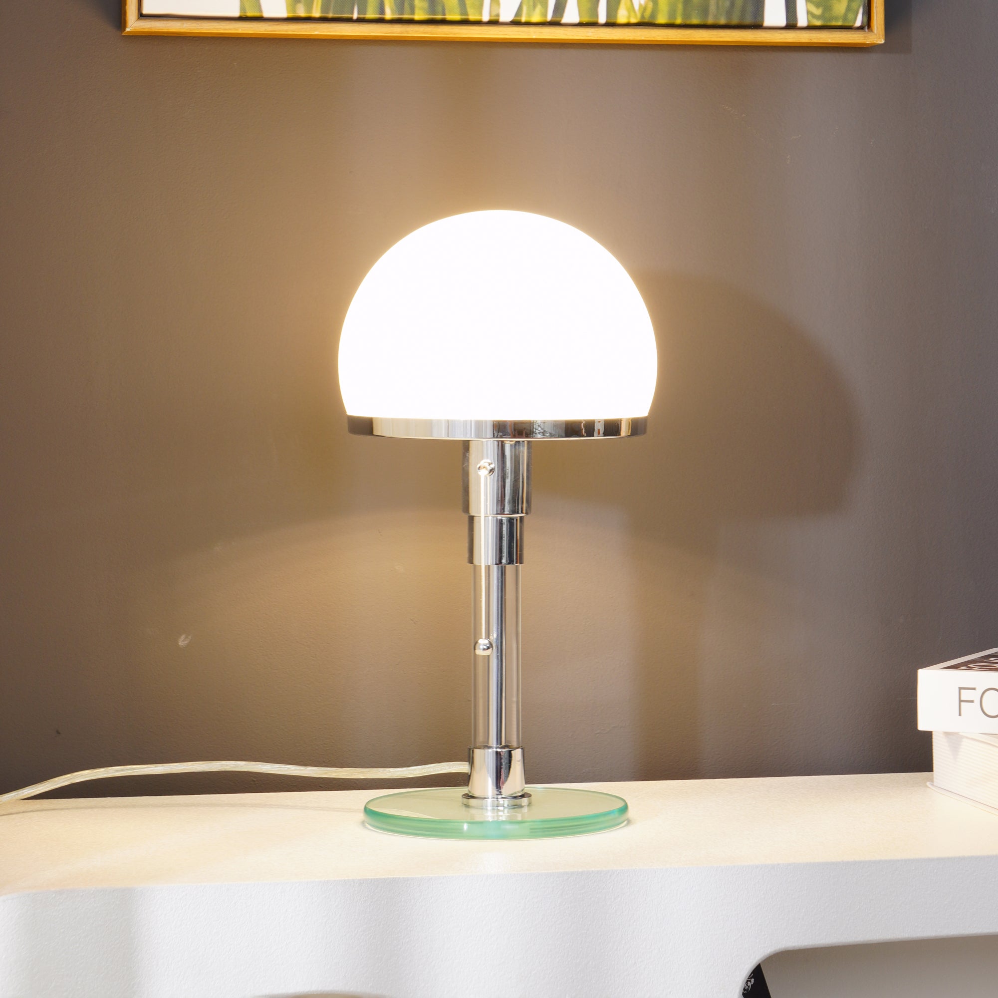 Lámpara de Mesa Cromada Hemisférica con Diseño Moderno y Elegante 3