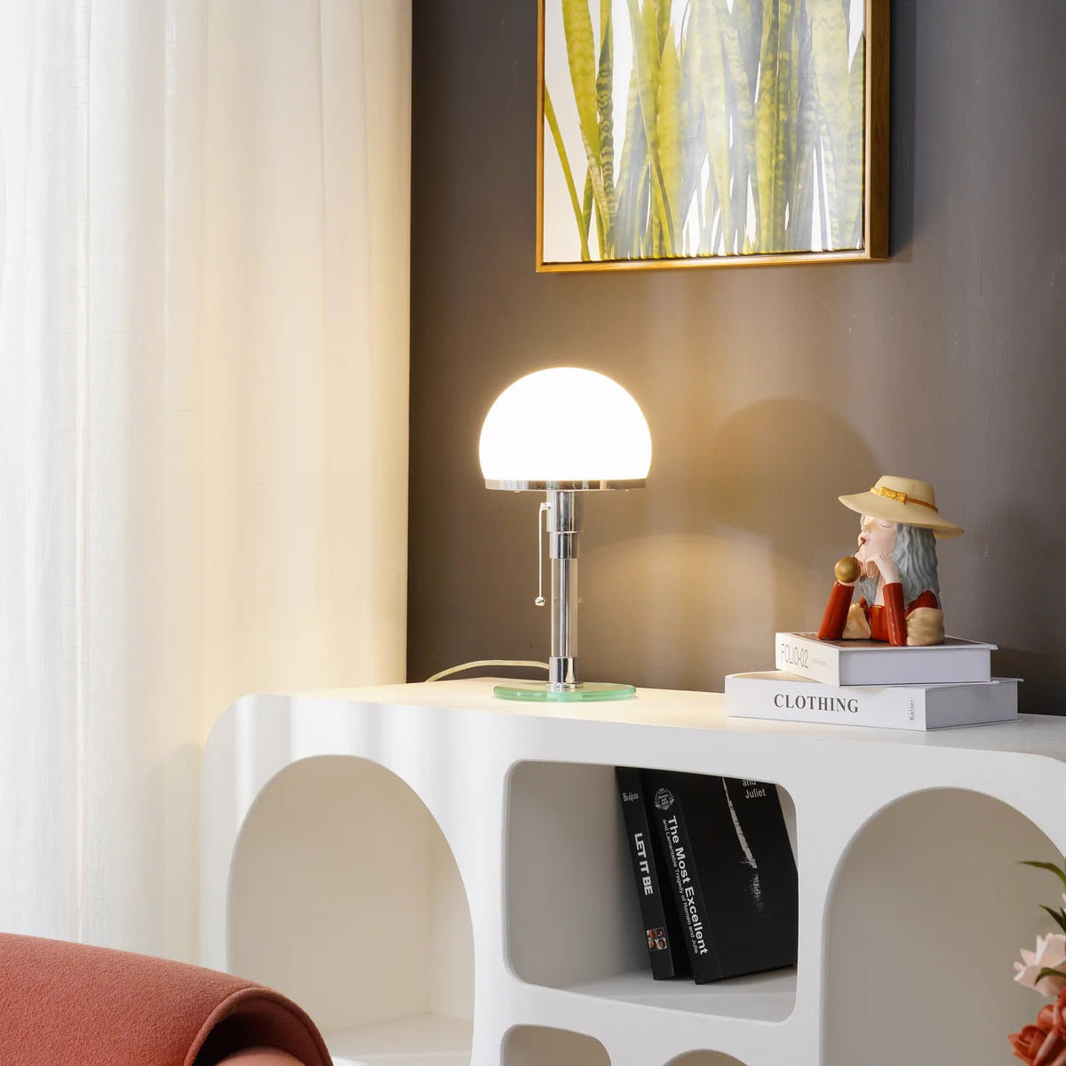 Lámpara de Mesa Cromada Hemisférica con Diseño Moderno y Elegante 4