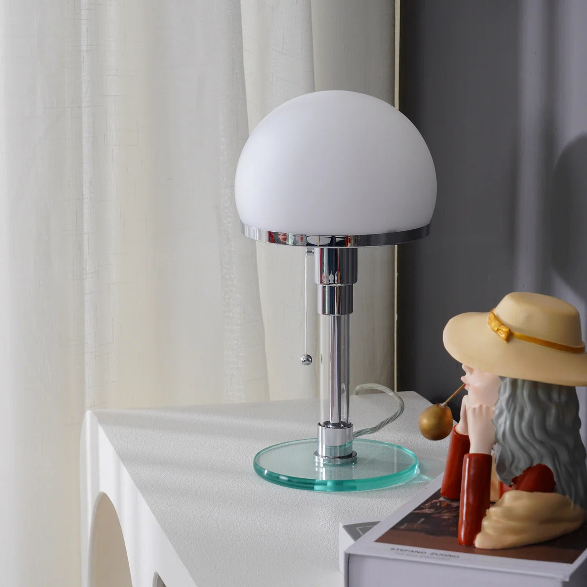 Lámpara de Mesa Cromada Hemisférica con Diseño Moderno y Elegante 7