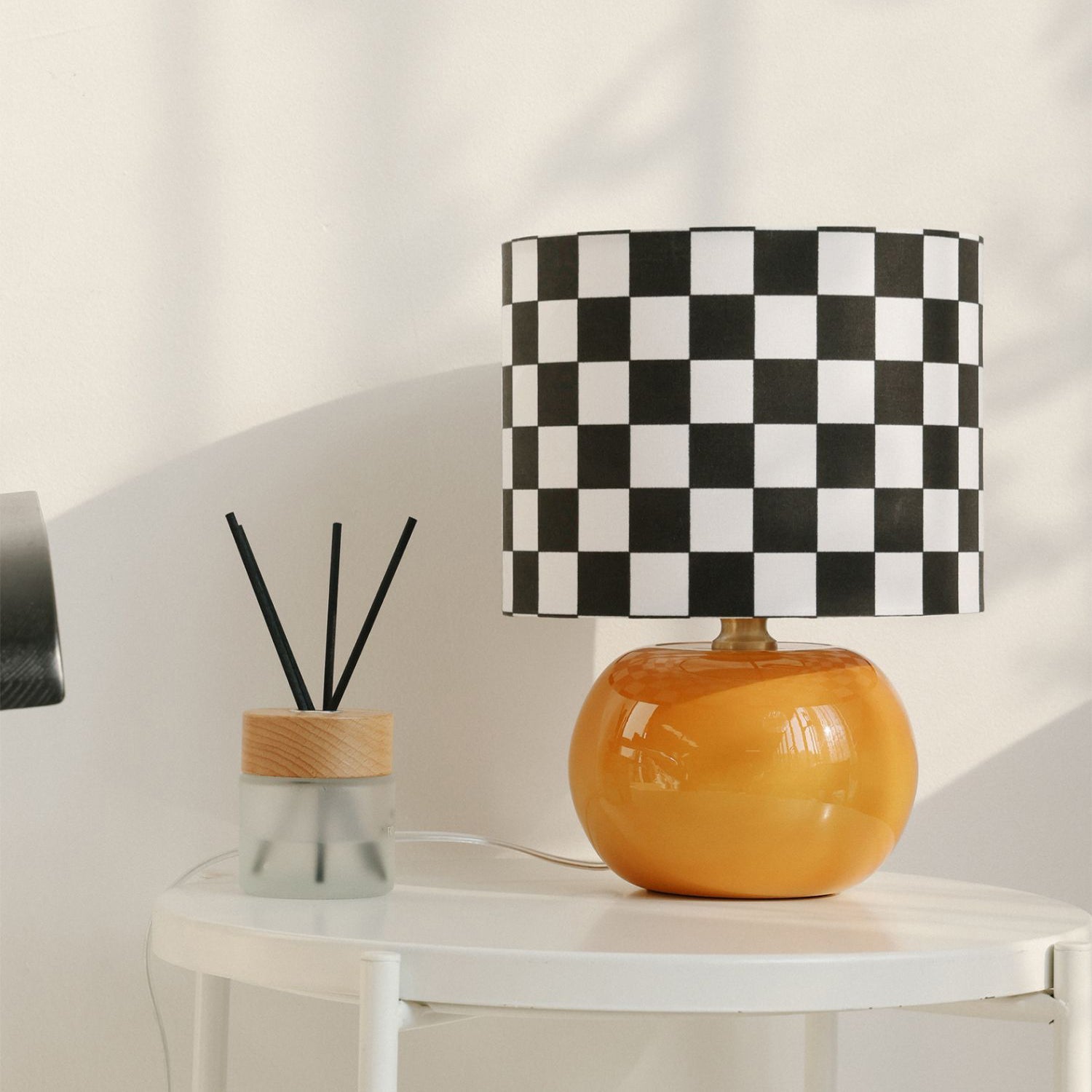 Lámpara de Mesa Diseño Ajedrez con Base de Vidrio Transparente – Estilo Moderno para Interiores, Compatible con Bombillas LED 7