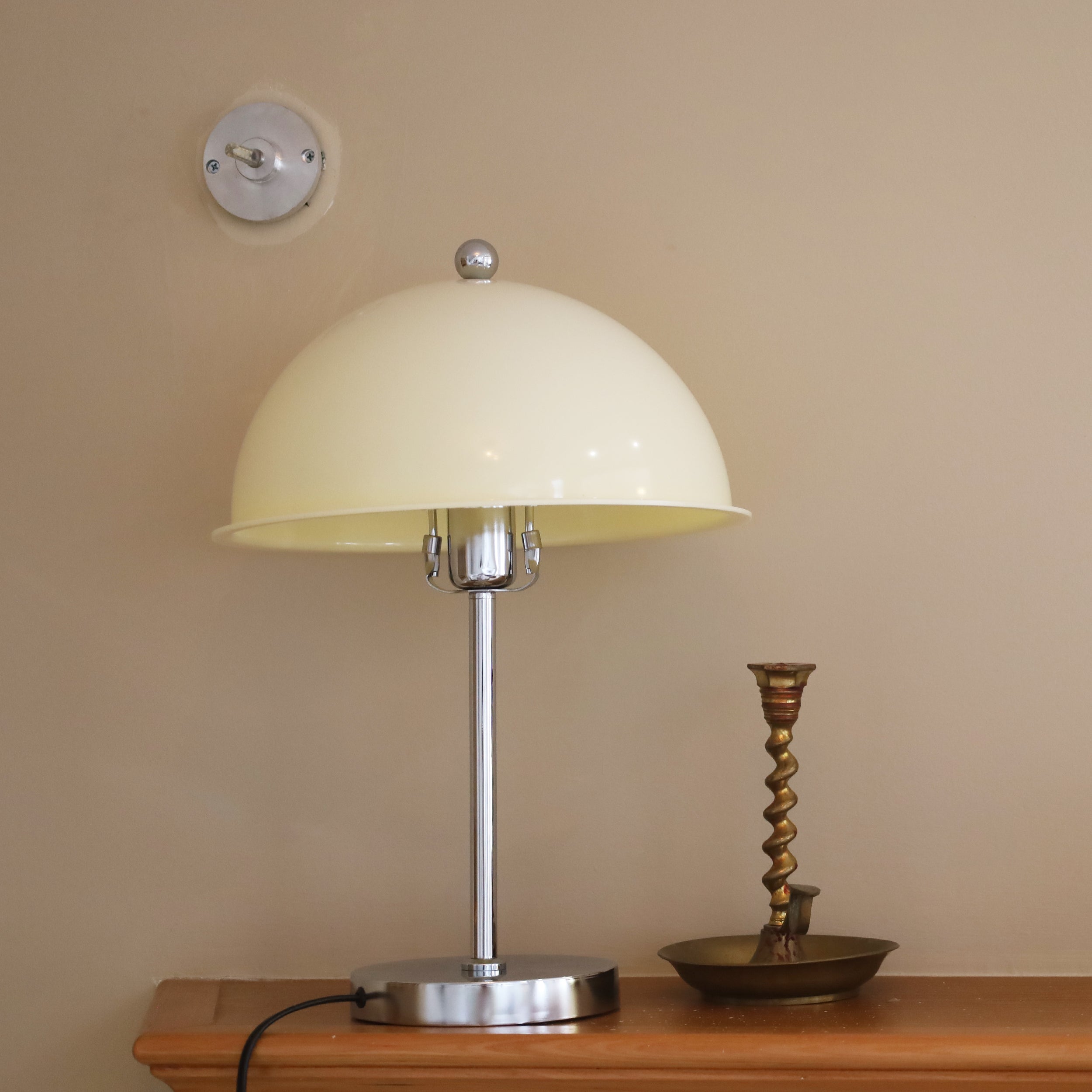 Lámpara de Mesa Edimburgo de Metal y Acrílico con Bombilla LED, Diseño Neoclásico, Ideal para Mesas y Rincones 0