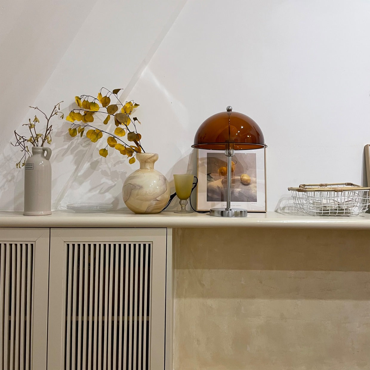 Lámpara de Mesa Edimburgo de Metal y Acrílico con Bombilla LED, Diseño Neoclásico, Ideal para Mesas y Rincones 3