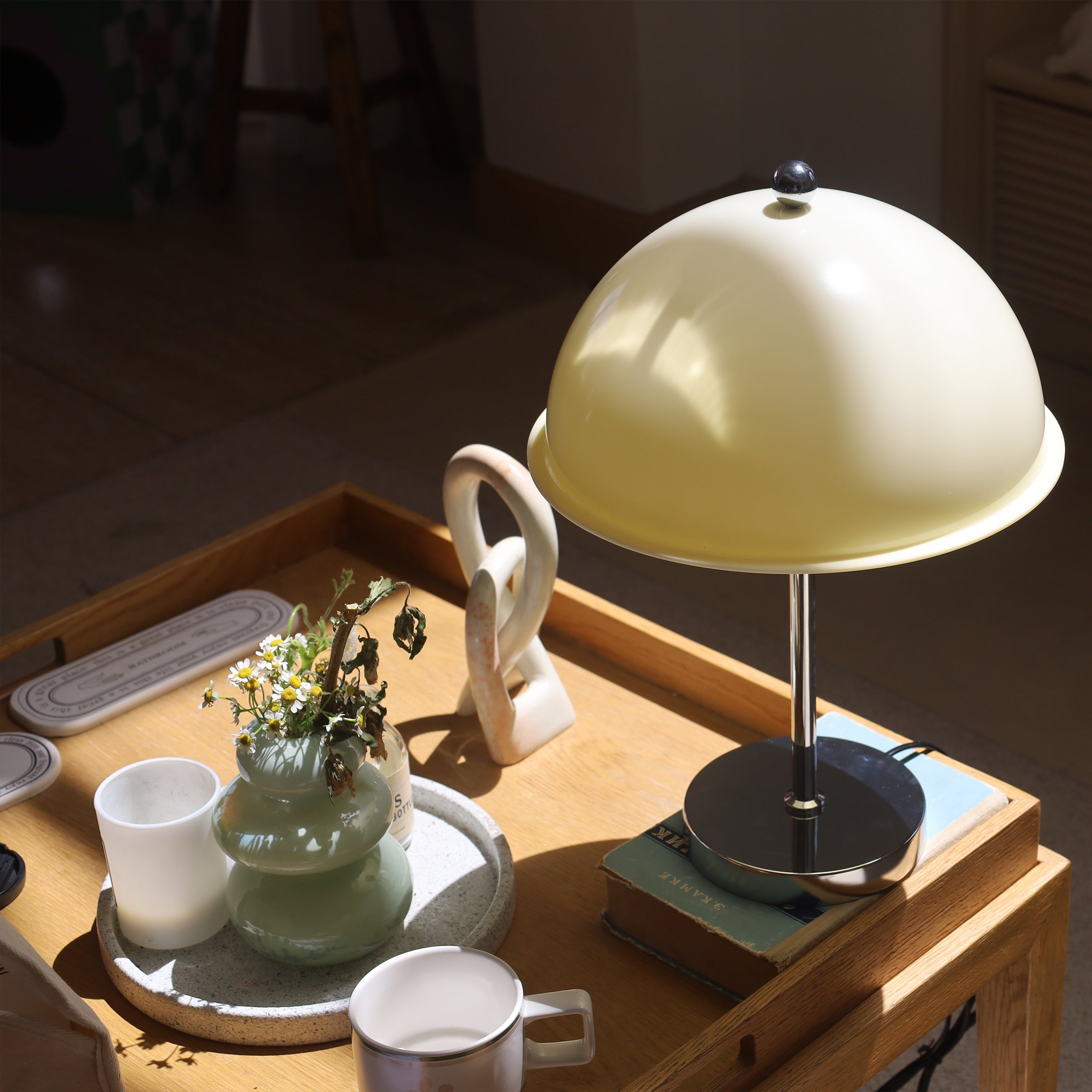 Lámpara de Mesa Edimburgo de Metal y Acrílico con Bombilla LED, Diseño Neoclásico, Ideal para Mesas y Rincones 4