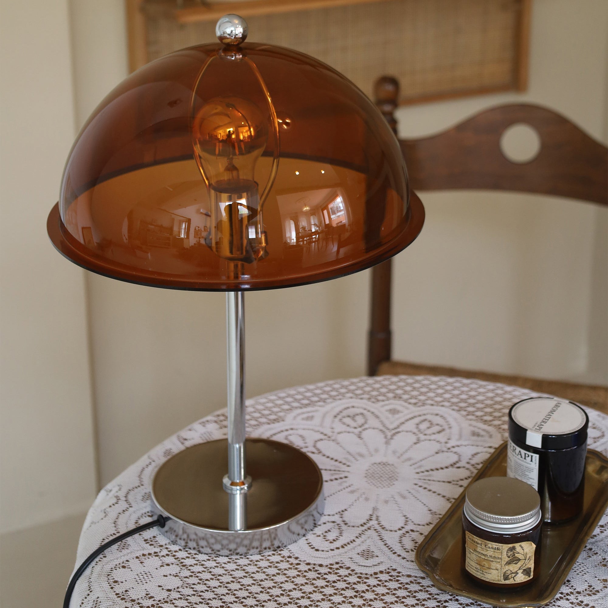 Lámpara de Mesa Edimburgo de Metal y Acrílico con Bombilla LED, Diseño Neoclásico, Ideal para Mesas y Rincones 5