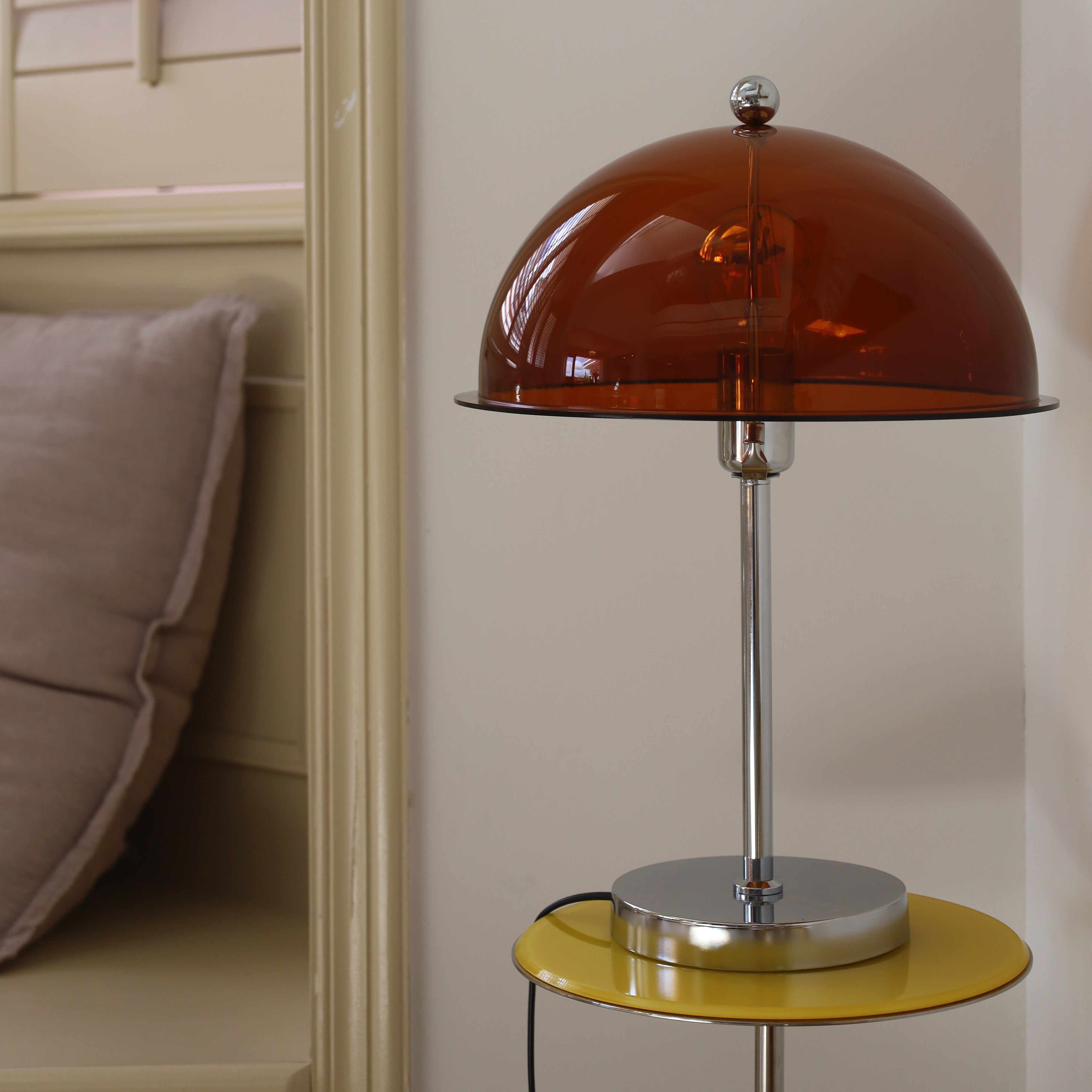 Lámpara de Mesa Edimburgo de Metal y Acrílico con Bombilla LED, Diseño Neoclásico, Ideal para Mesas y Rincones 6