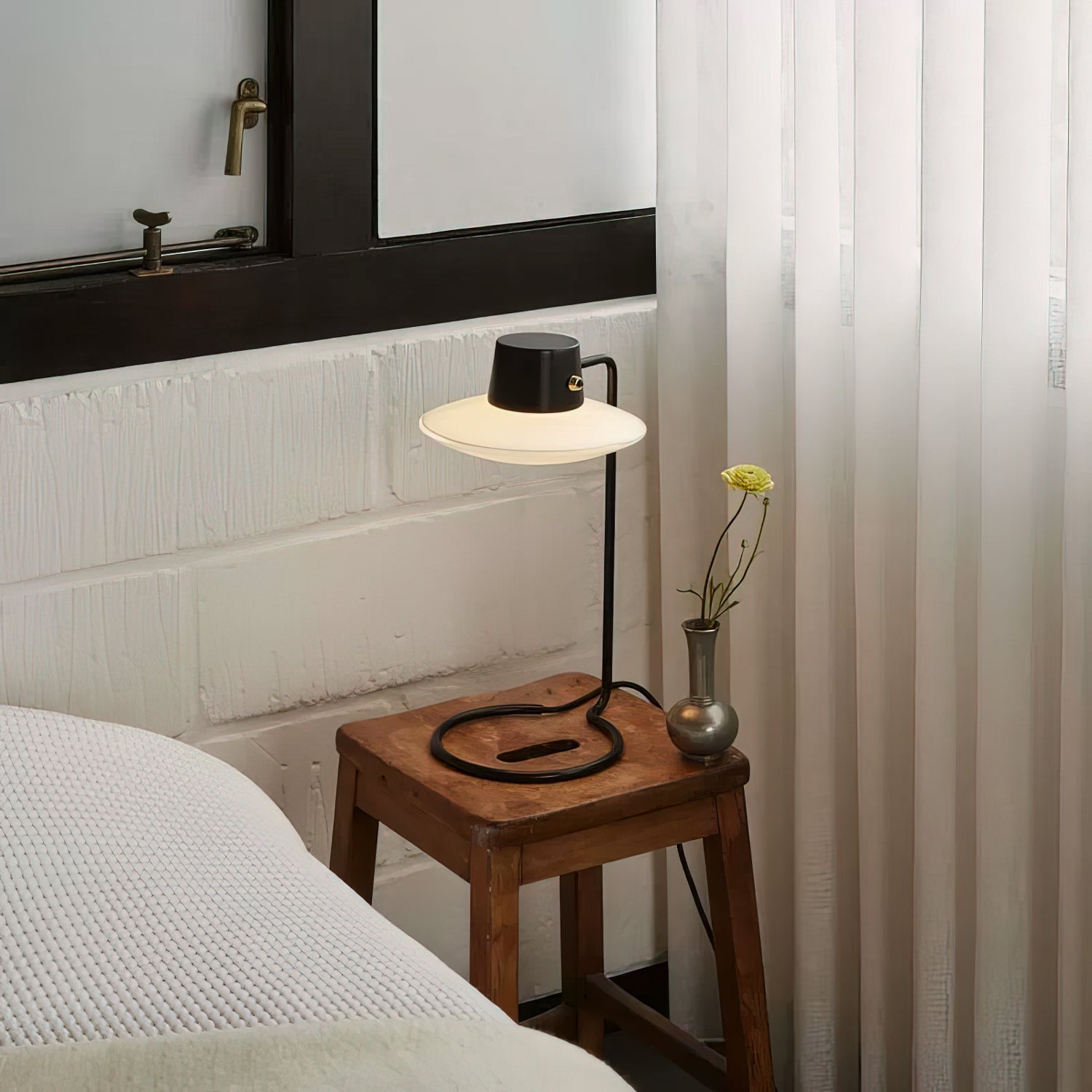 Lámpara de Mesa Eileen Moderna con Pantalla de Vidrio Opalino y Base de Metal – Ideal para Mesita de Noche y Estudio 2