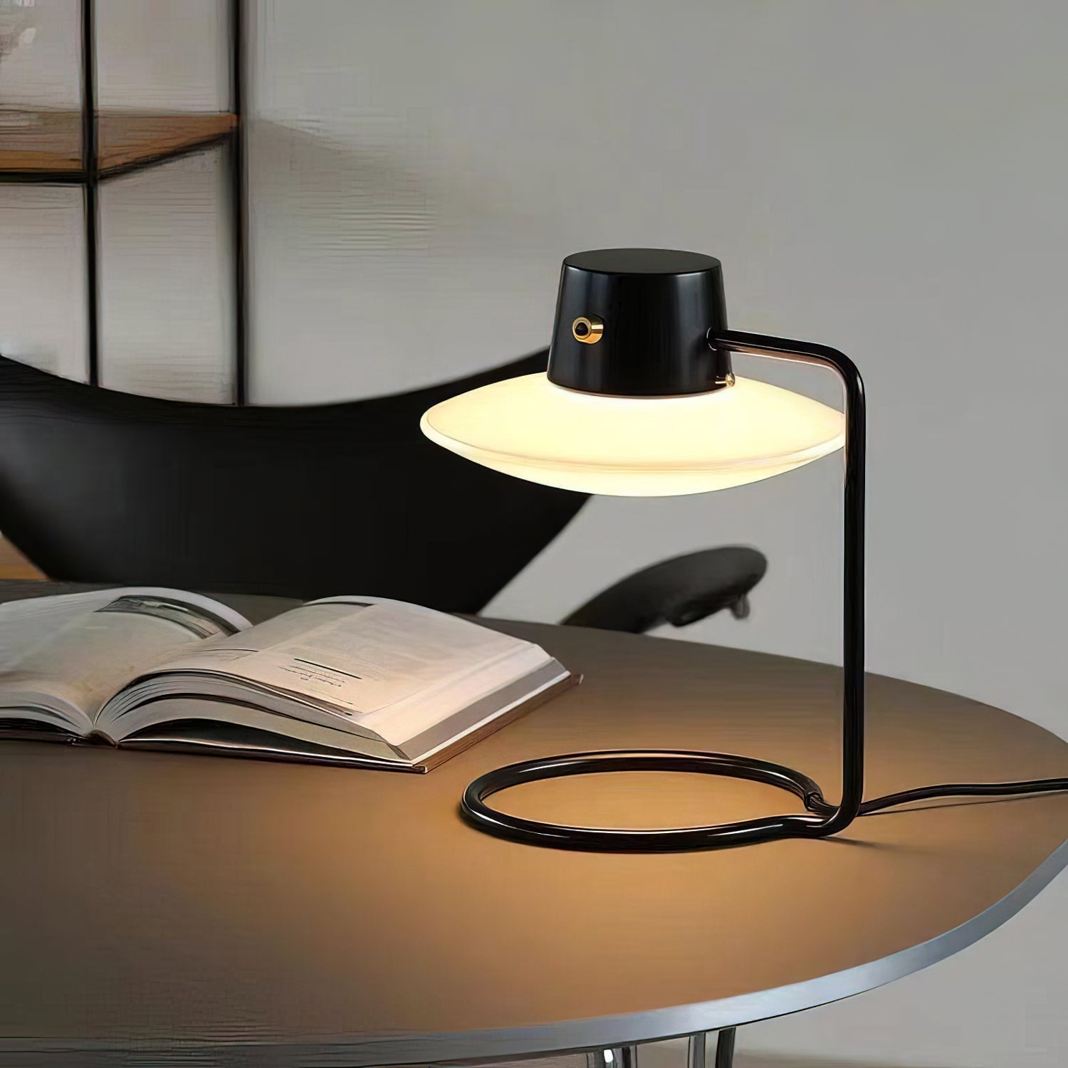 Lámpara de Mesa Eileen Moderna con Pantalla de Vidrio Opalino y Base de Metal – Ideal para Mesita de Noche y Estudio 3