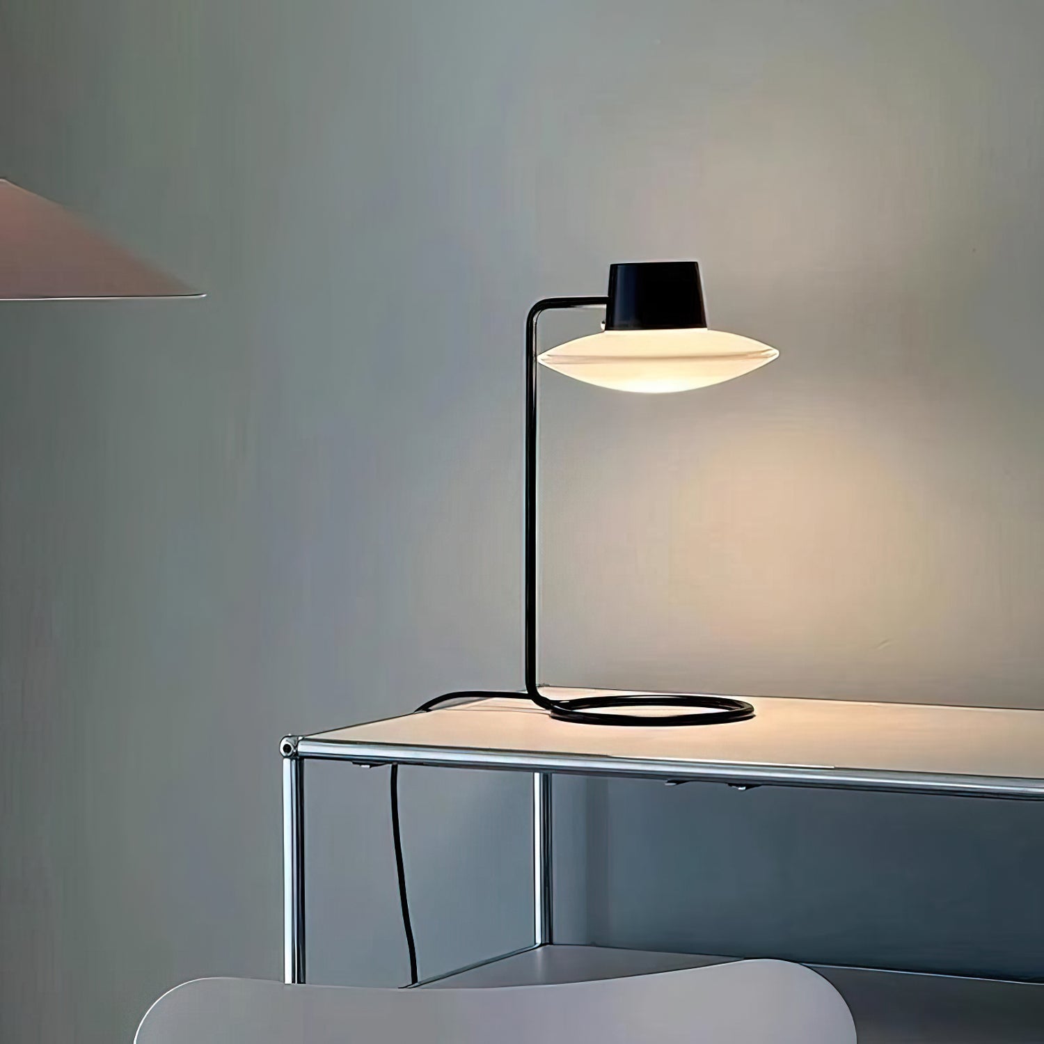 Lámpara de Mesa Eileen Moderna con Pantalla de Vidrio Opalino y Base de Metal – Ideal para Mesita de Noche y Estudio 5