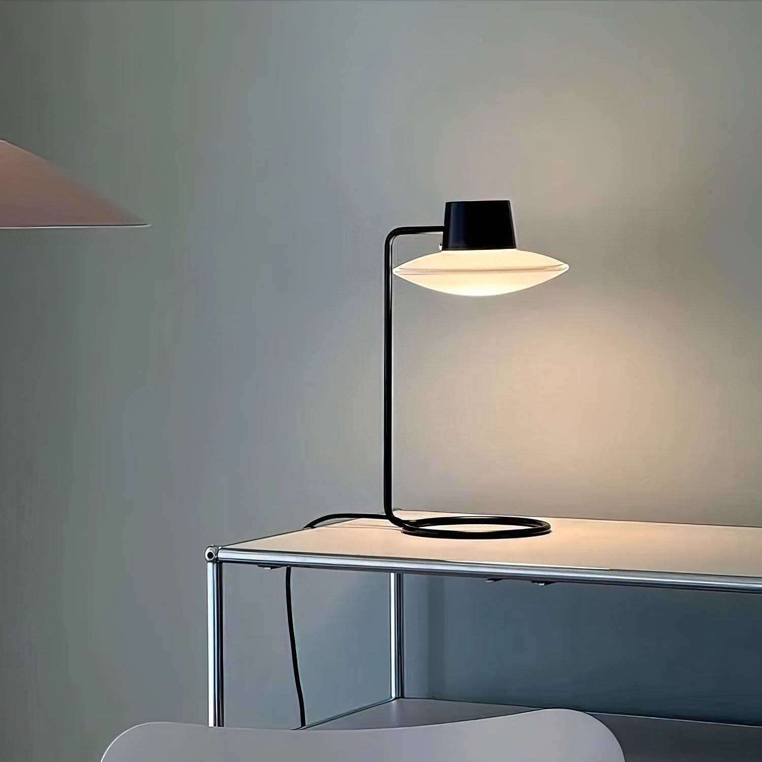 Lámpara de Mesa Eileen Moderna con Pantalla de Vidrio Opalino y Base de Metal – Ideal para Mesita de Noche y Estudio 6
