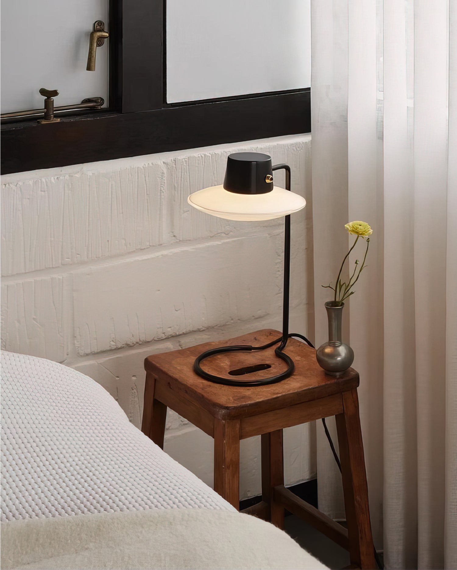 Lámpara de Mesa Eileen Moderna con Pantalla de Vidrio Opalino y Base de Metal – Ideal para Mesita de Noche y Estudio 7