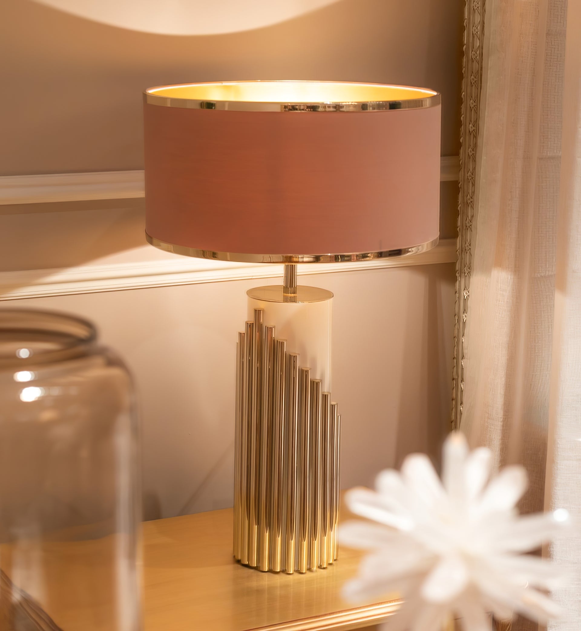 Lámpara de Mesa Elegante Art Deco de Metal y Tela - Diseño Sofisticado para Mesita de Noche, 38 cm Diámetro, Ideal para Interiores 5