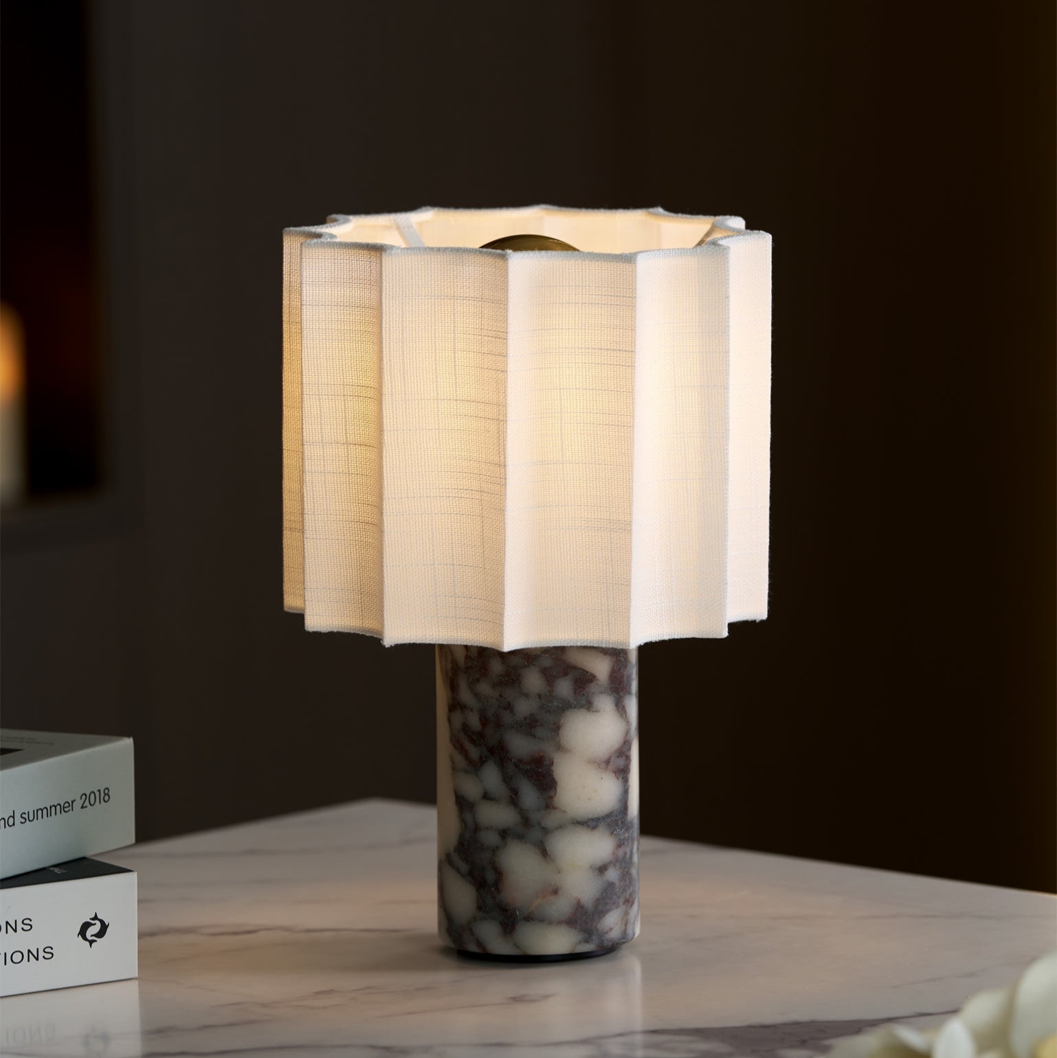 Lámpara de Mesa Elegante con Base de Mármol y Batería Integrada – Pantalla de Tela Suave, Carga Rápida, LED Integrado 7