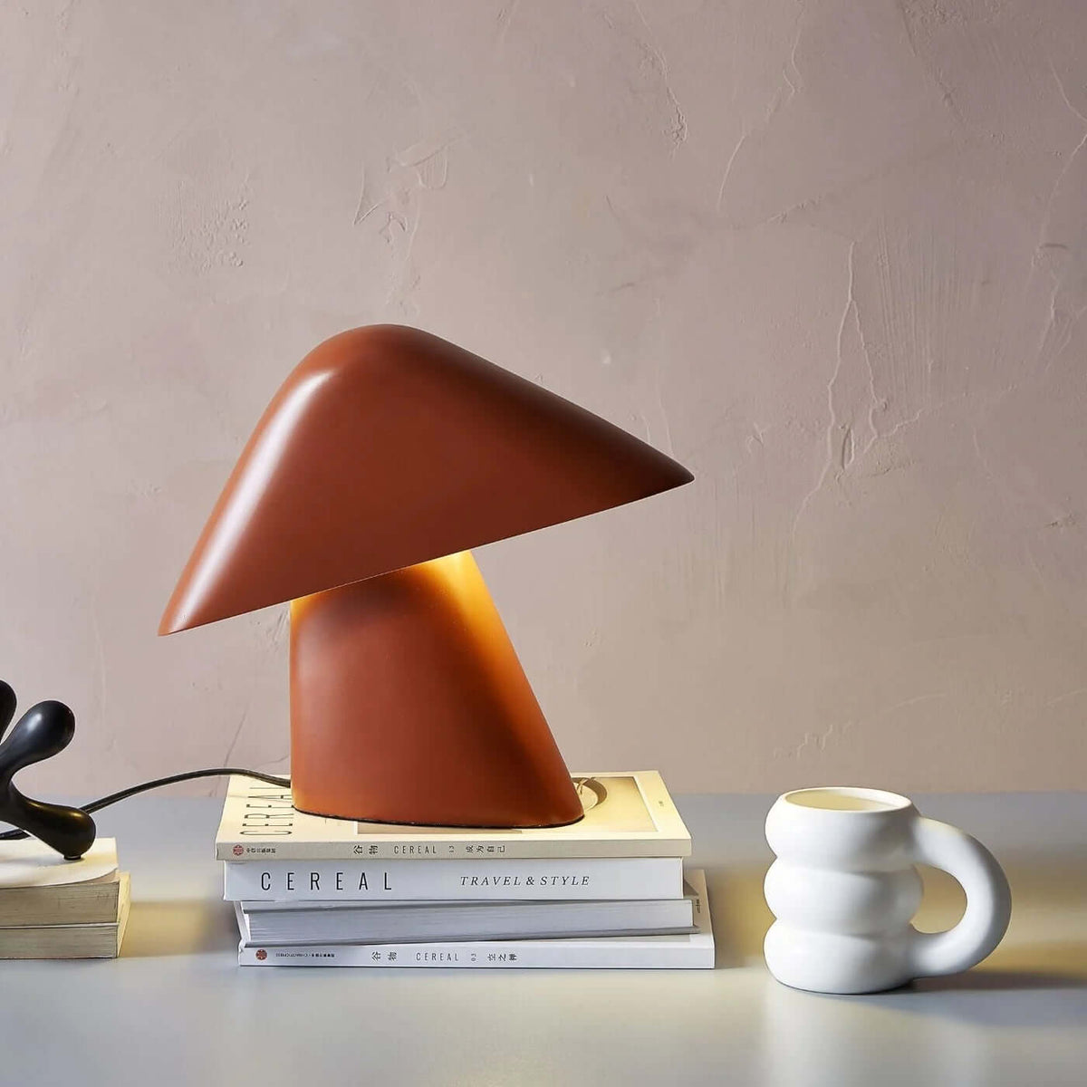 Ostel - Lámpara de Mesa Elegante con Pantalla Ajustable y Luz Cálida 2700k - Ideal para Decoración y Ambientes Sofisticados
