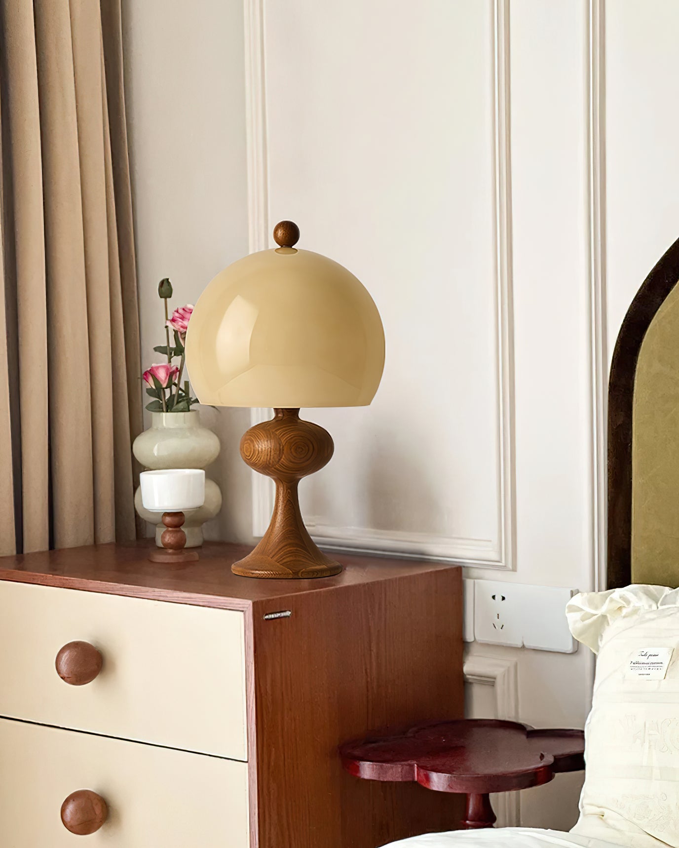 Lámpara de Mesa Escultural con Base de Madera y Pantalla de Vidrio en Beige 3