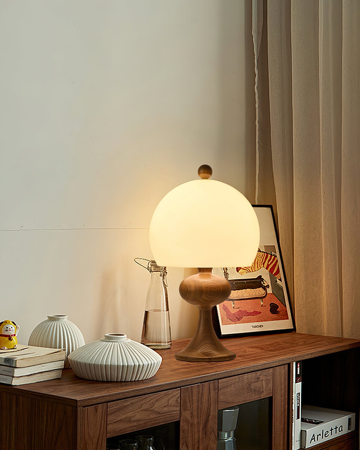 Lámpara de Mesa Escultural con Base de Madera y Pantalla de Vidrio en Beige 5