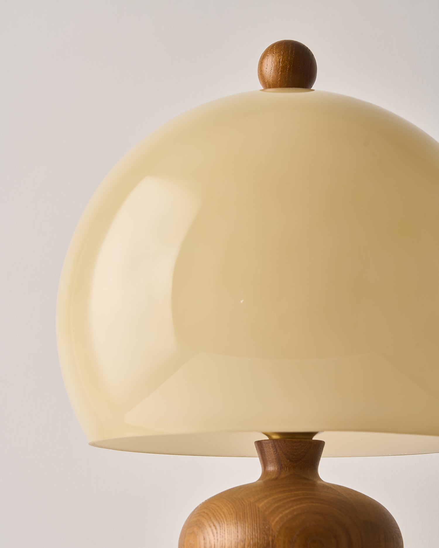 Lámpara de Mesa Escultural con Base de Madera y Pantalla de Vidrio en Beige 8