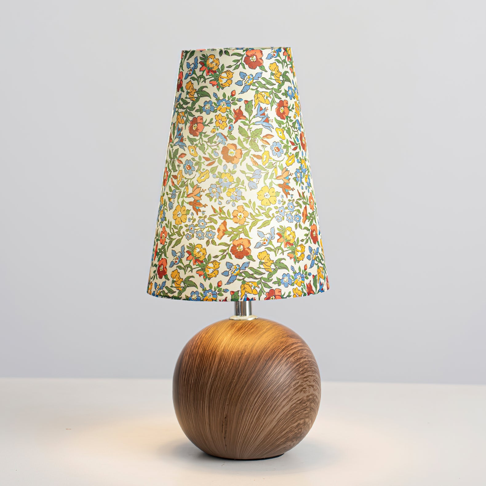 Lámpara de Mesa Floral Anna con Base de Madera Natural – Diseño Colorido y Funcional 2