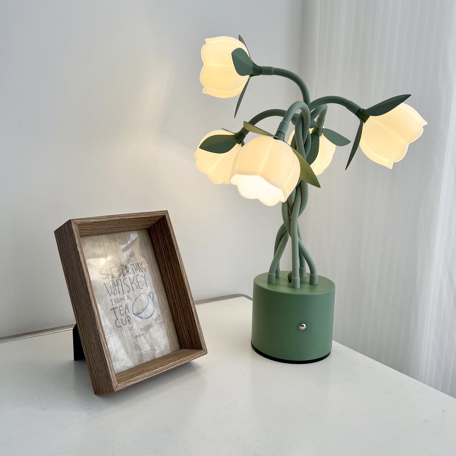 Lámpara de Mesa Floral con Diseño Escultural y Base Verde – Luz LED 3