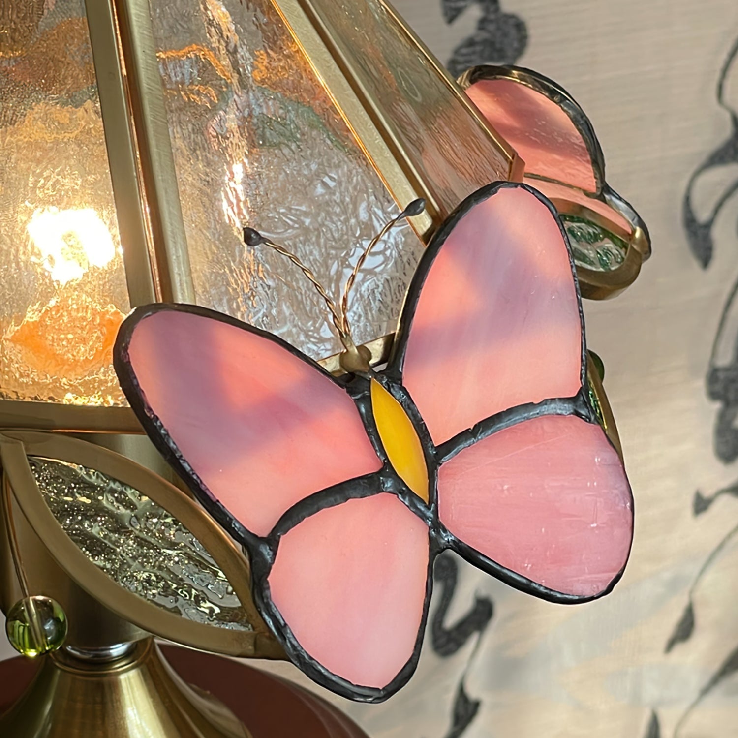 Lámpara de Mesa Jenny con Diseño de Mariposa en Vidrio y Base de Madera – Elegante y Encantadora 3