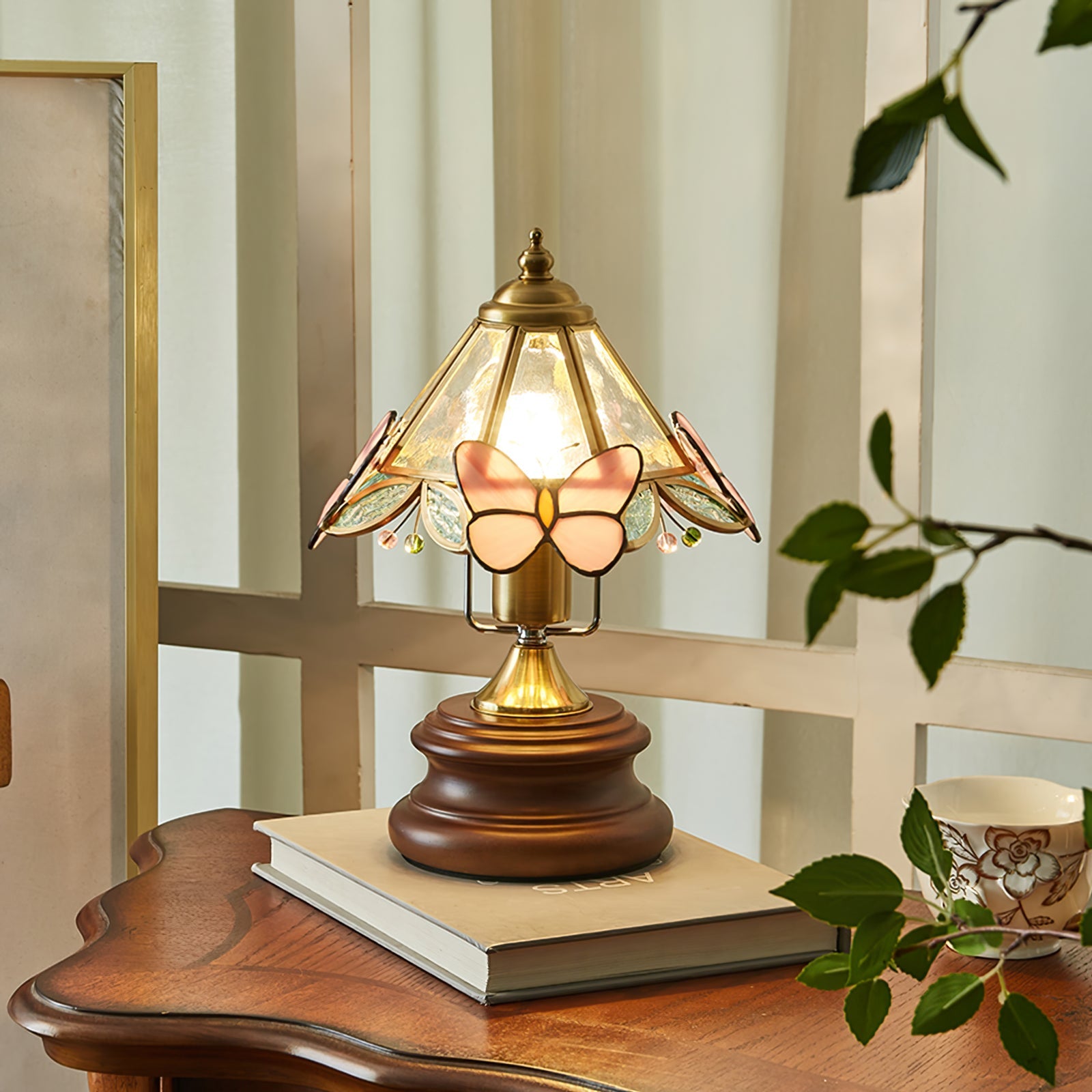 Lámpara de Mesa Jenny con Diseño de Mariposa en Vidrio y Base de Madera – Elegante y Encantadora 4