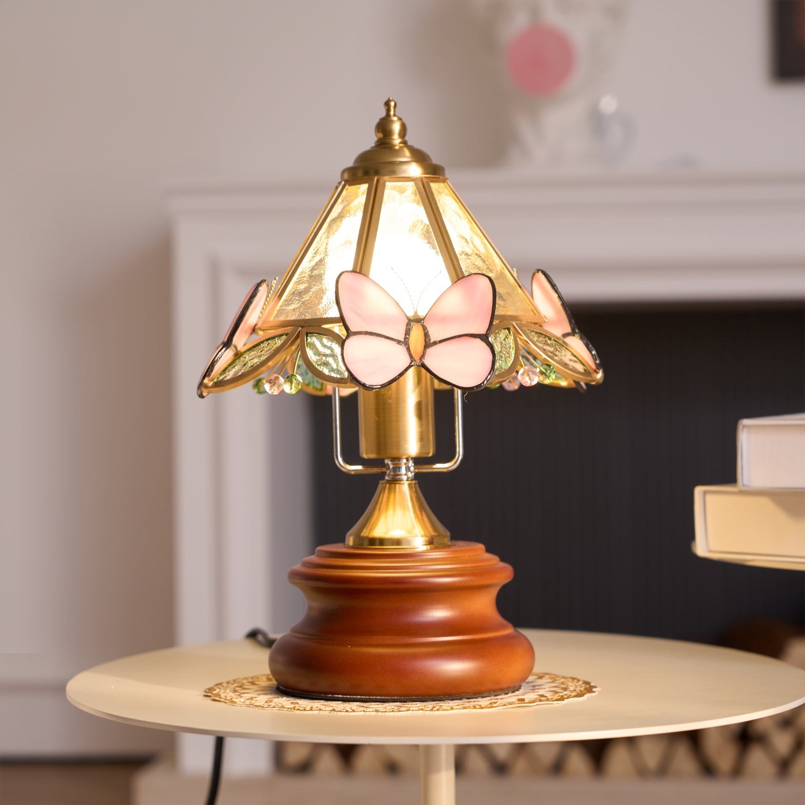 Lámpara de Mesa Jenny con Diseño de Mariposa en Vidrio y Base de Madera – Elegante y Encantadora 5