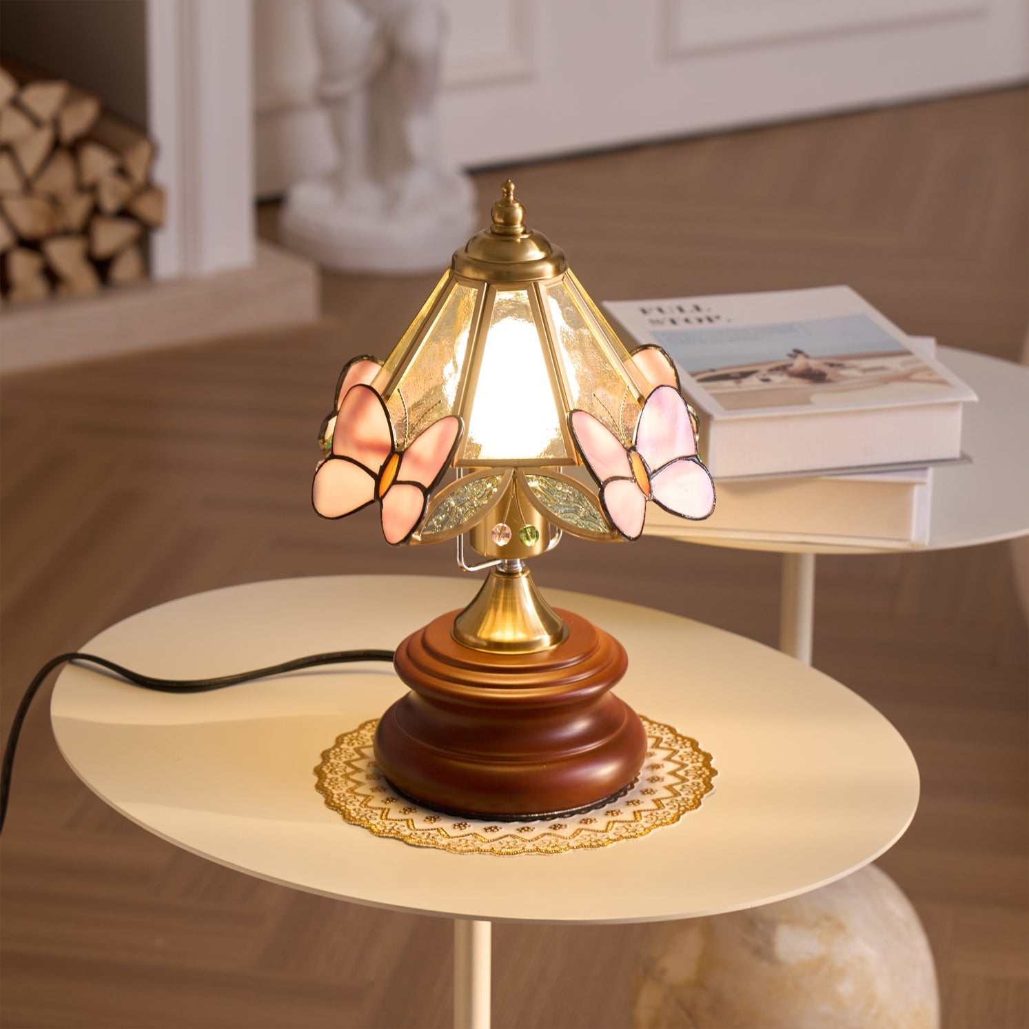 Lámpara de Mesa Jenny con Diseño de Mariposa en Vidrio y Base de Madera – Elegante y Encantadora 6