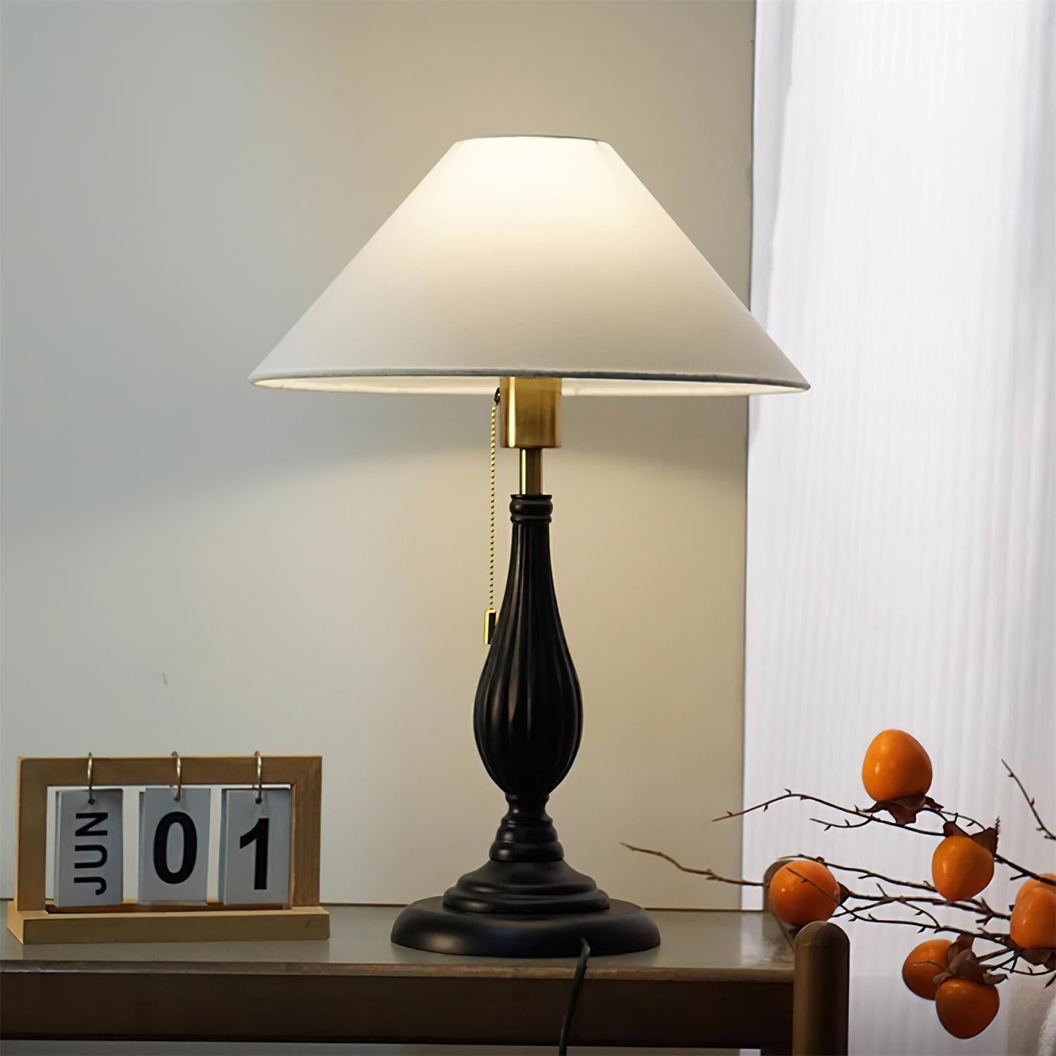 Lámpara de Mesa Kamila con Base Esculpida en Negro y Pantalla Clásica – Estilo Retro 2