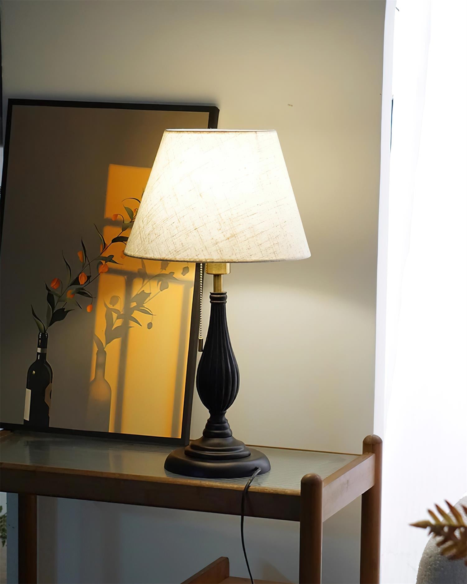Lámpara de Mesa Kamila con Base Esculpida en Negro y Pantalla Clásica – Estilo Retro 3