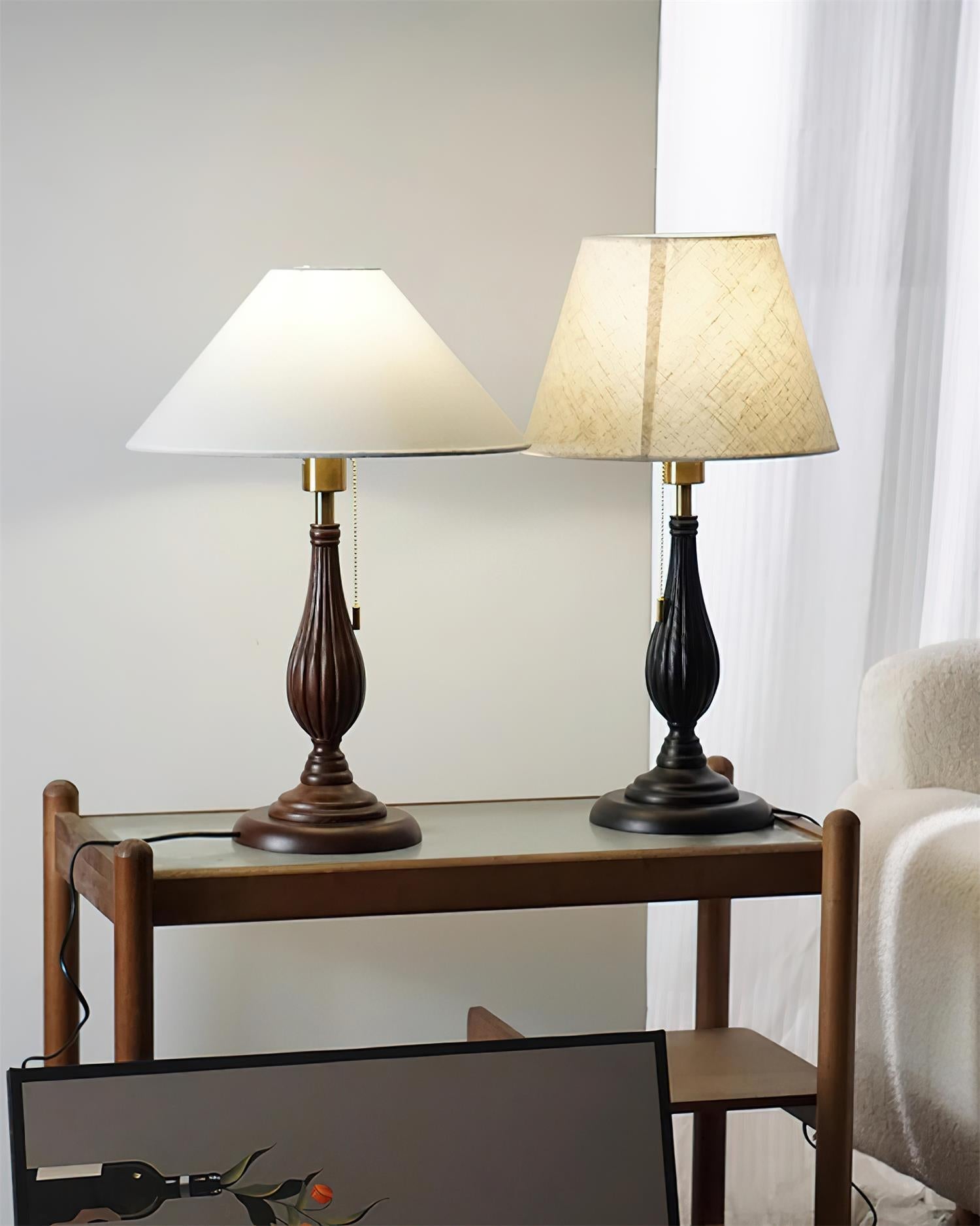 Lámpara de Mesa Kamila con Base Esculpida en Negro y Pantalla Clásica – Estilo Retro 4