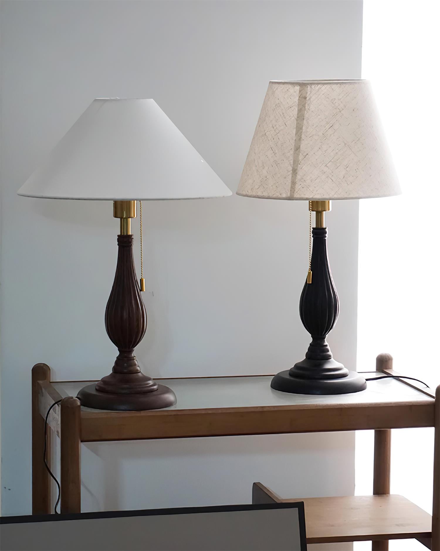Lámpara de Mesa Kamila con Base Esculpida en Negro y Pantalla Clásica – Estilo Retro 6