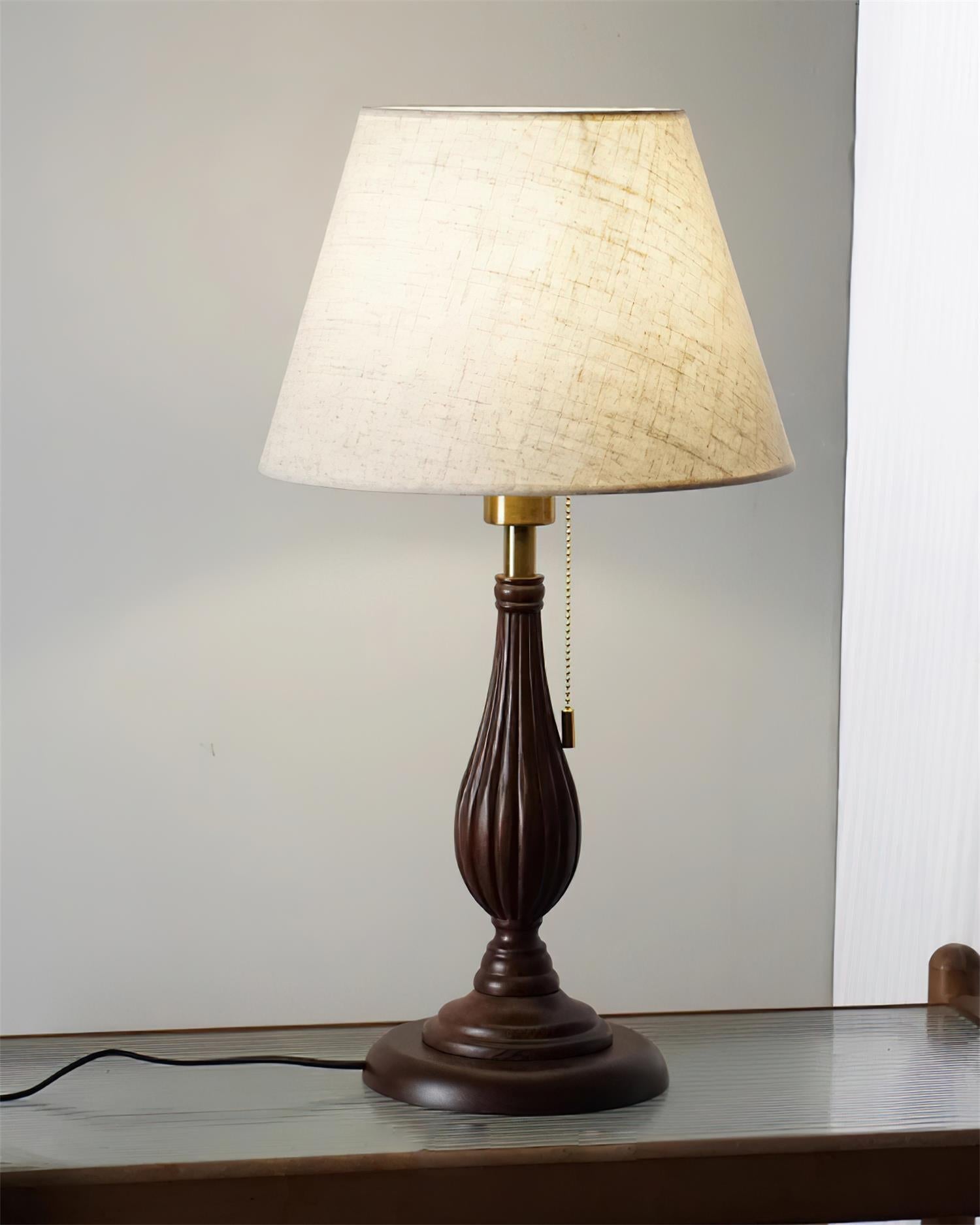 Lámpara de Mesa Kamila con Base Esculpida en Negro y Pantalla Clásica – Estilo Retro 8