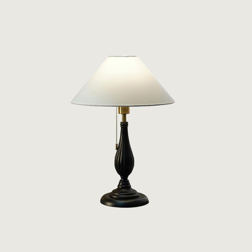 Lámpara de Mesa Kamila con Base Esculpida en Negro y Pantalla Clásica – Estilo Retro 9