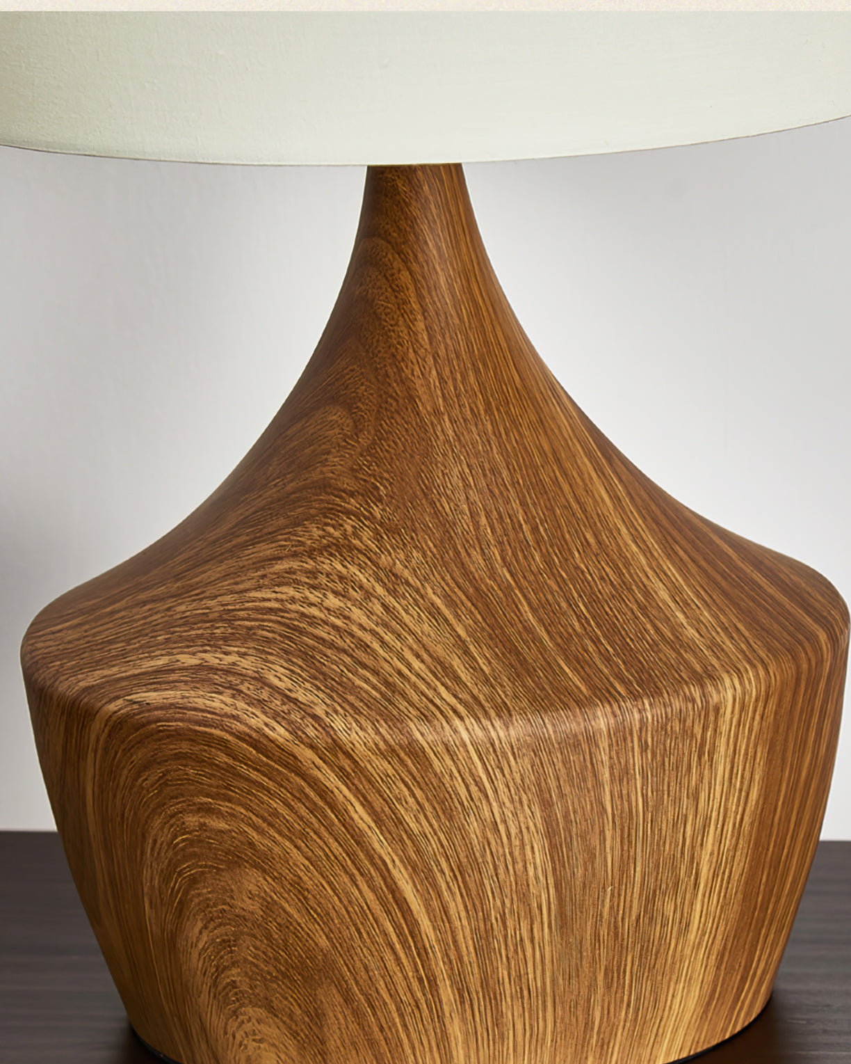 Lámpara de Mesa Kendra de Tela y Metal, Diseño Moderno en Color Nogal, Ideal para Mesita de Noche y Sobremesa 4