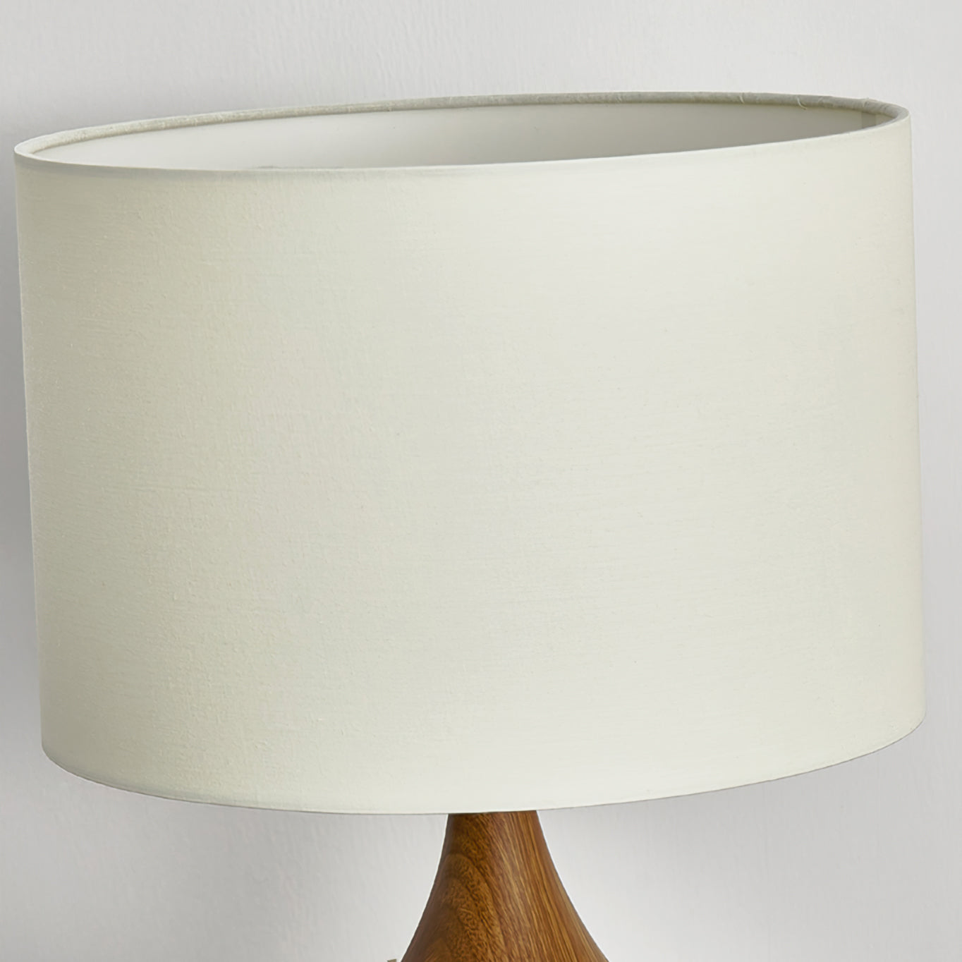 Lámpara de Mesa Kendra de Tela y Metal, Diseño Moderno en Color Nogal, Ideal para Mesita de Noche y Sobremesa 5