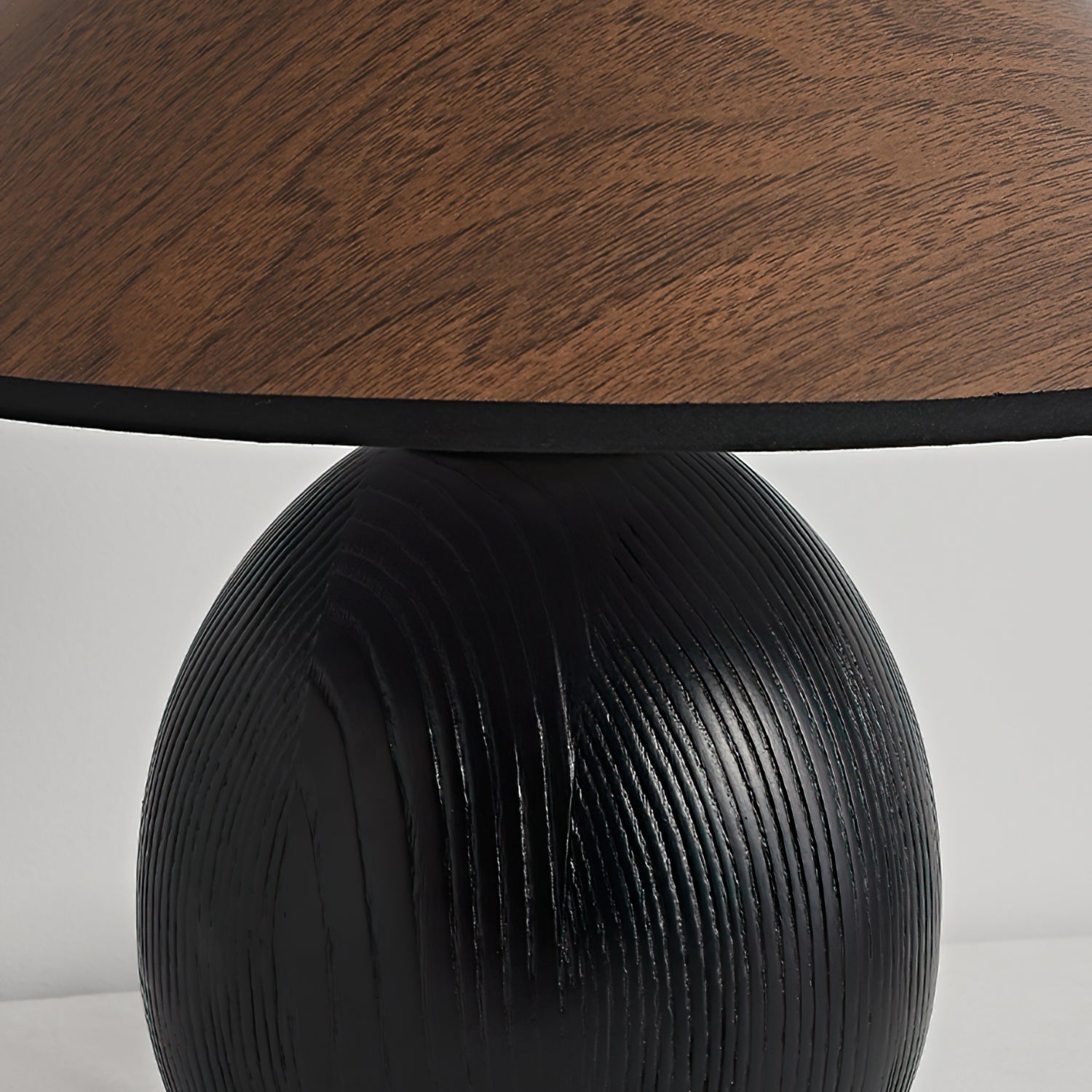 Lámpara de Mesa Kodu de Madera con Pantalla de Papel, Diseño Elegante y Acogedor 7