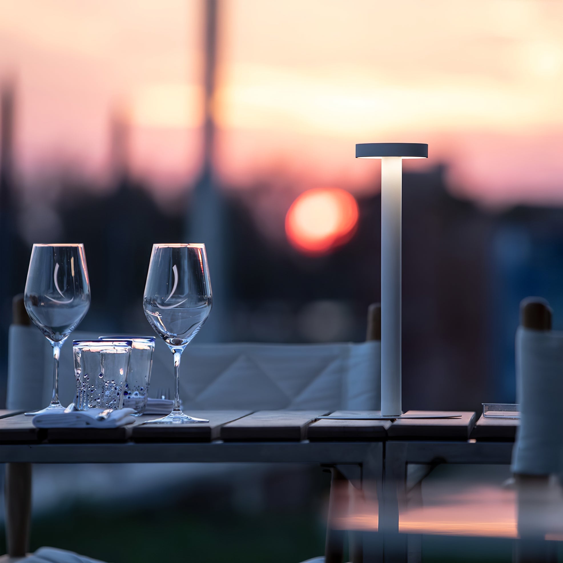 Lámpara de Mesa LED Portátil con Batería Integrada y Base Magnética - Diseño Compacto y Táctil para Iluminación Sobremesa 6