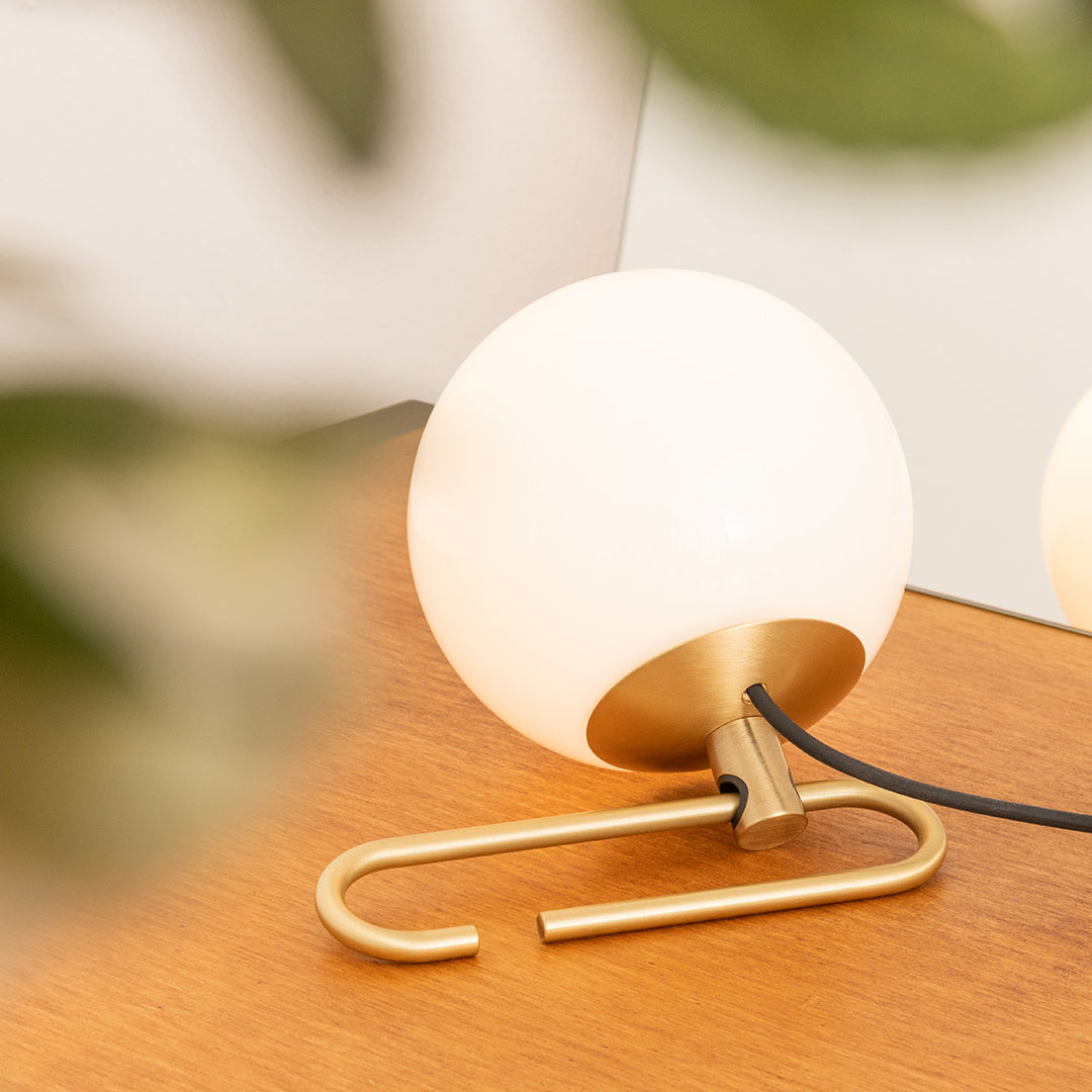 Lámpara de Mesa LED Regulable de Metal y Vidrio, Diseño Moderno para Escritorio y Mesita de Noche - Color Dorado y Blanca 3