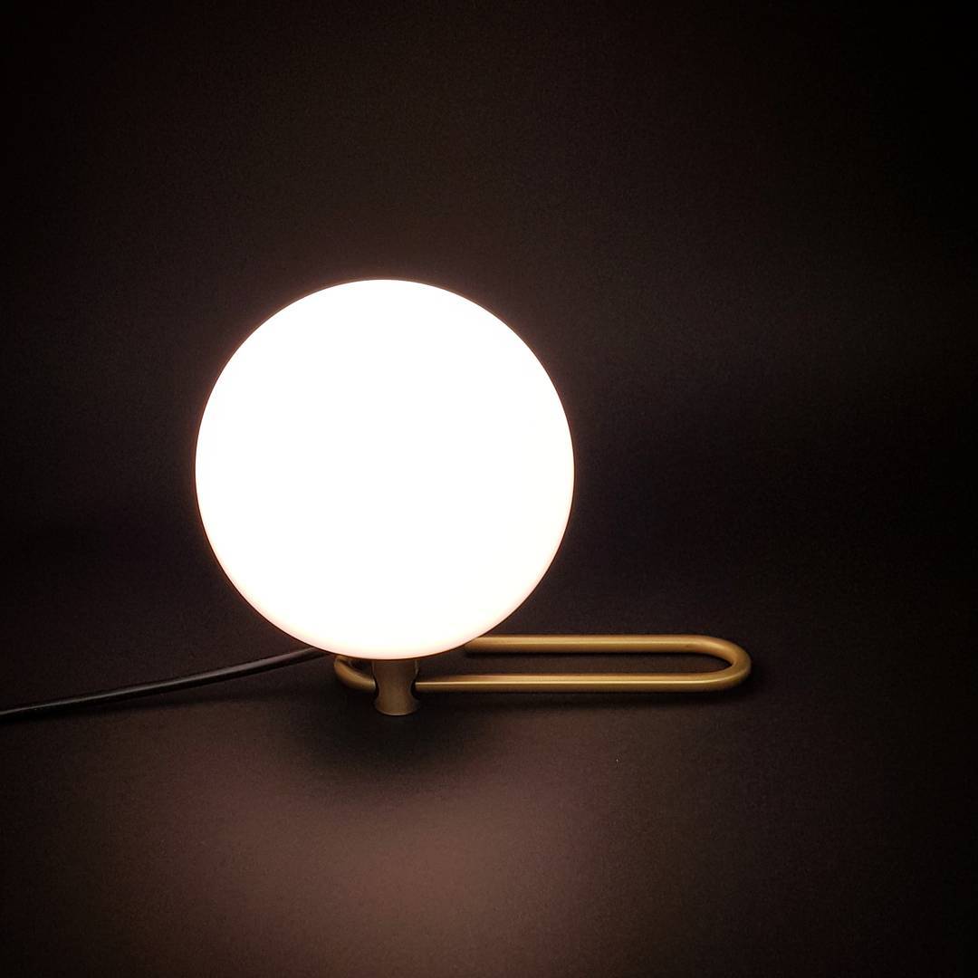 Lámpara de Mesa LED Regulable de Metal y Vidrio, Diseño Moderno para Escritorio y Mesita de Noche - Color Dorado y Blanca 4