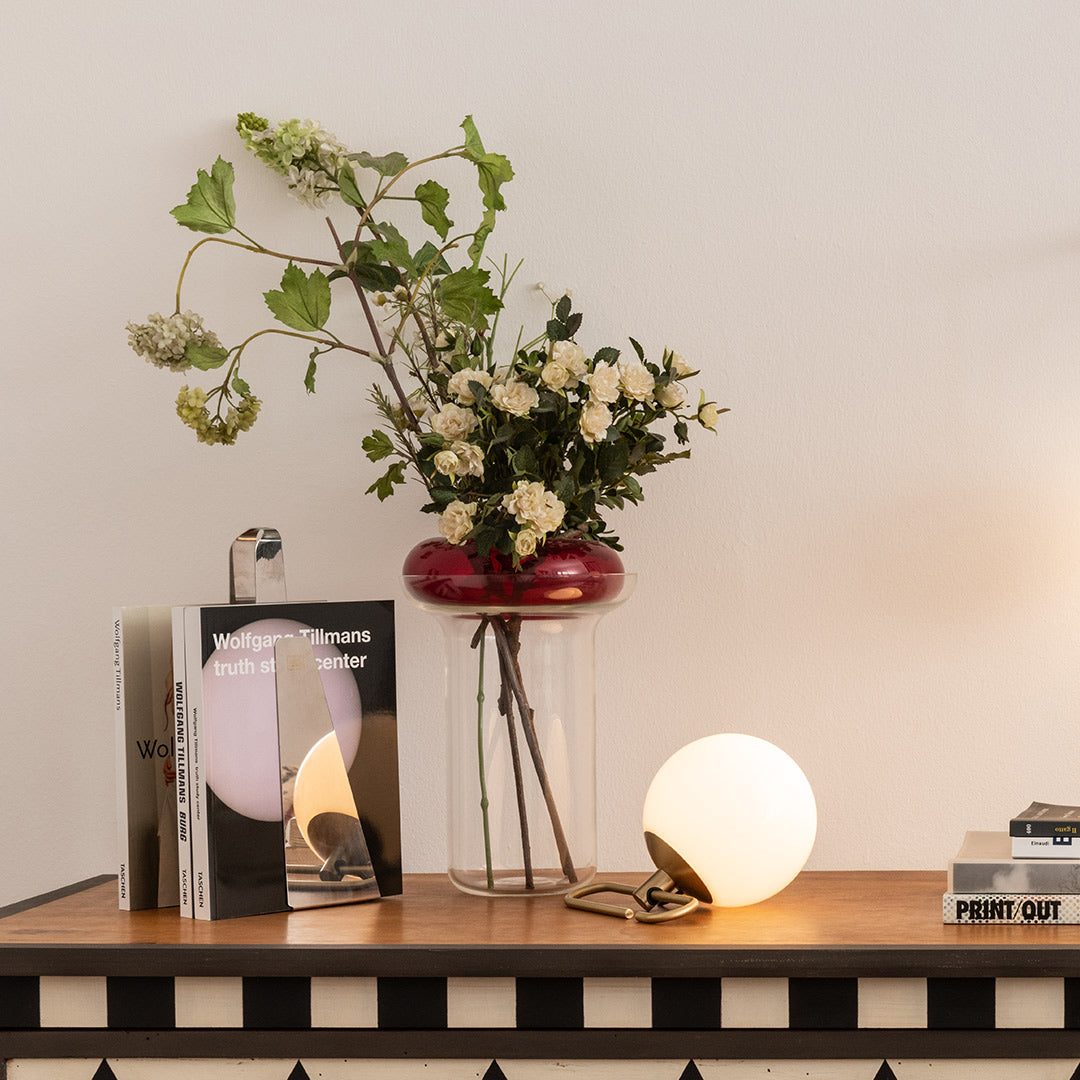 Lámpara de Mesa LED Regulable de Metal y Vidrio, Diseño Moderno para Escritorio y Mesita de Noche - Color Dorado y Blanca 8