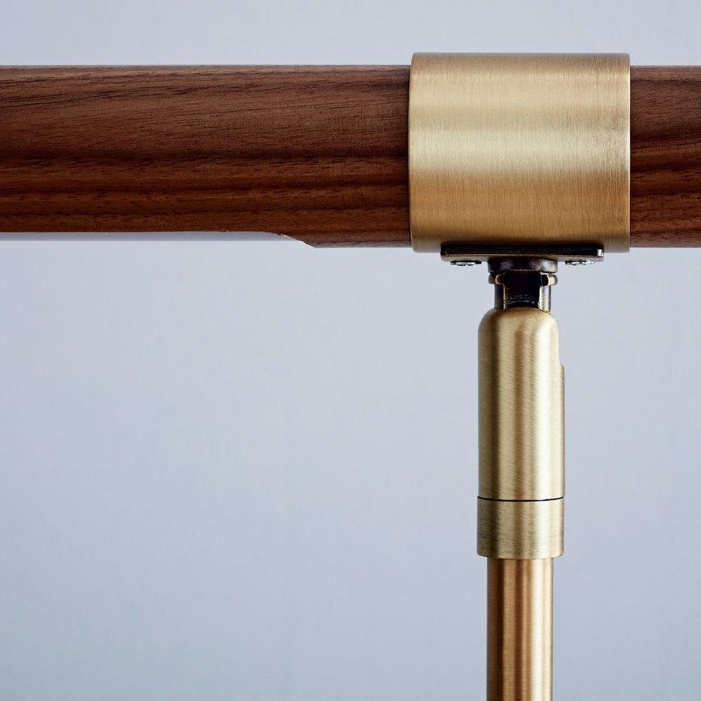 Lámpara de Mesa Lineal Ajustable en Color Oro y Nogal – Diseño Moderno y Elegante 4